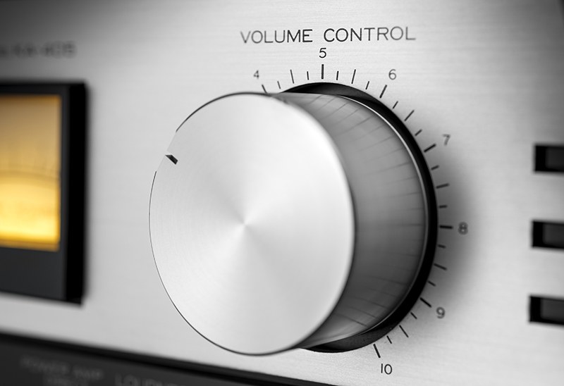 キャリアおよび技術教育のための整理された V5 ワークセル セットアップ。効率的なワークフローと学習のためにさまざまなツールと機器が配置されています。