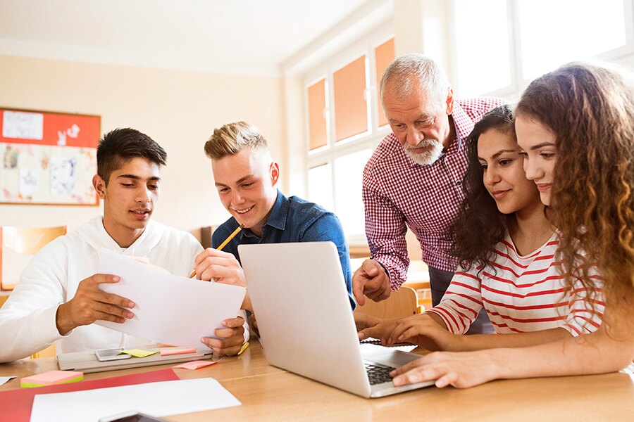 Die Schüler nehmen an einer praktischen CTE-Aktivität im Klassenzimmer teil und arbeiten gemeinsam an einem Projekt, bei dem praktische Fähigkeiten und Teamarbeit im Vordergrund stehen.