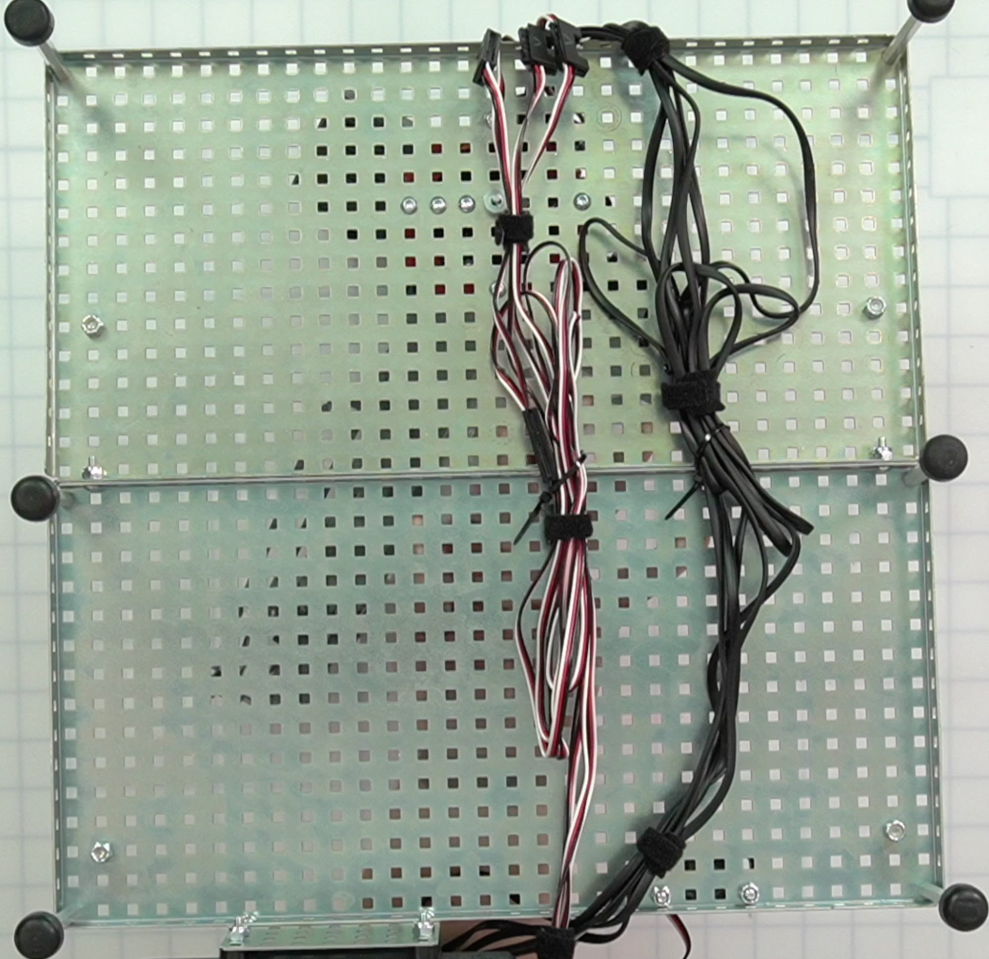 Diagram znázorňující komponenty pracovní buňky VEX V5 a jejich funkce, používané ve zdrojích kariérního a technického vzdělávání pro robotiku a automatizaci.