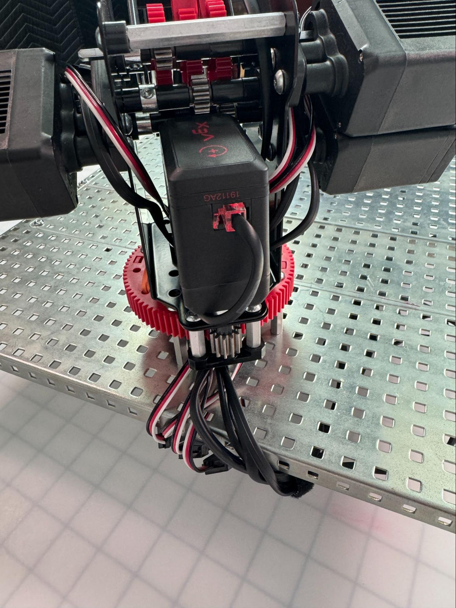 Schemat ilustrujący komponenty i konfigurację stanowiska roboczego VEX V5 na potrzeby kształcenia zawodowego i technicznego, podkreślający kluczowe zasoby i konfiguracje umożliwiające skuteczną naukę i zastosowanie w robotyce.