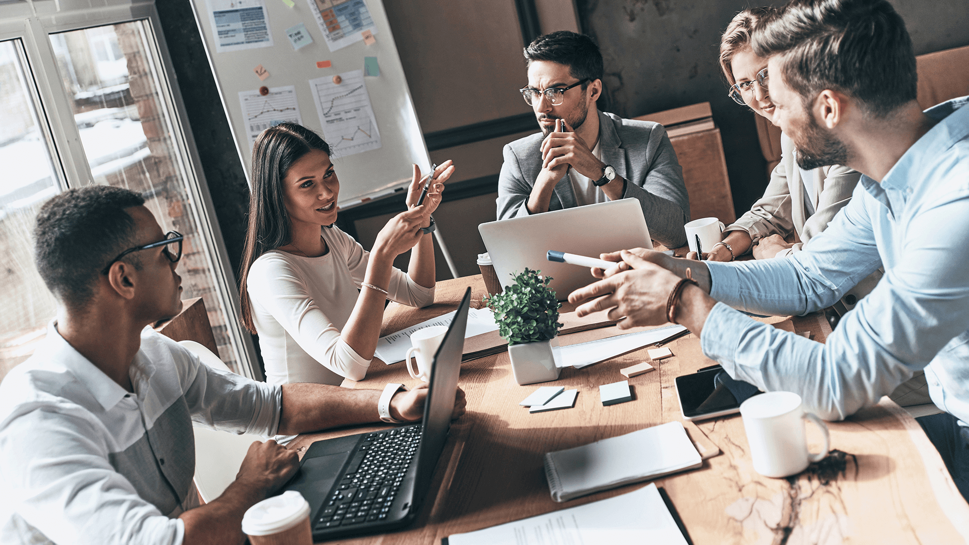 Configuração de sala de aula com alunos envolvidos em atividades práticas de aprendizagem, apresentando diversas ferramentas e recursos educacionais para aprimorar a experiência de aprendizagem.