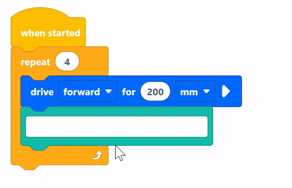 Animēts GIF, kurā parādīta uz blokiem balstīta programma VEXcode V5. Programma sākas ar dzeltenu bloku “kad sākts”, kam seko oranžs bloks “atkārtot 4” un zils bloks “braukt uz priekšu 200 mm”. GIF parāda, kā lietotājs velk un savieno zaļo bloku zem esošajiem blokiem darbvietā.