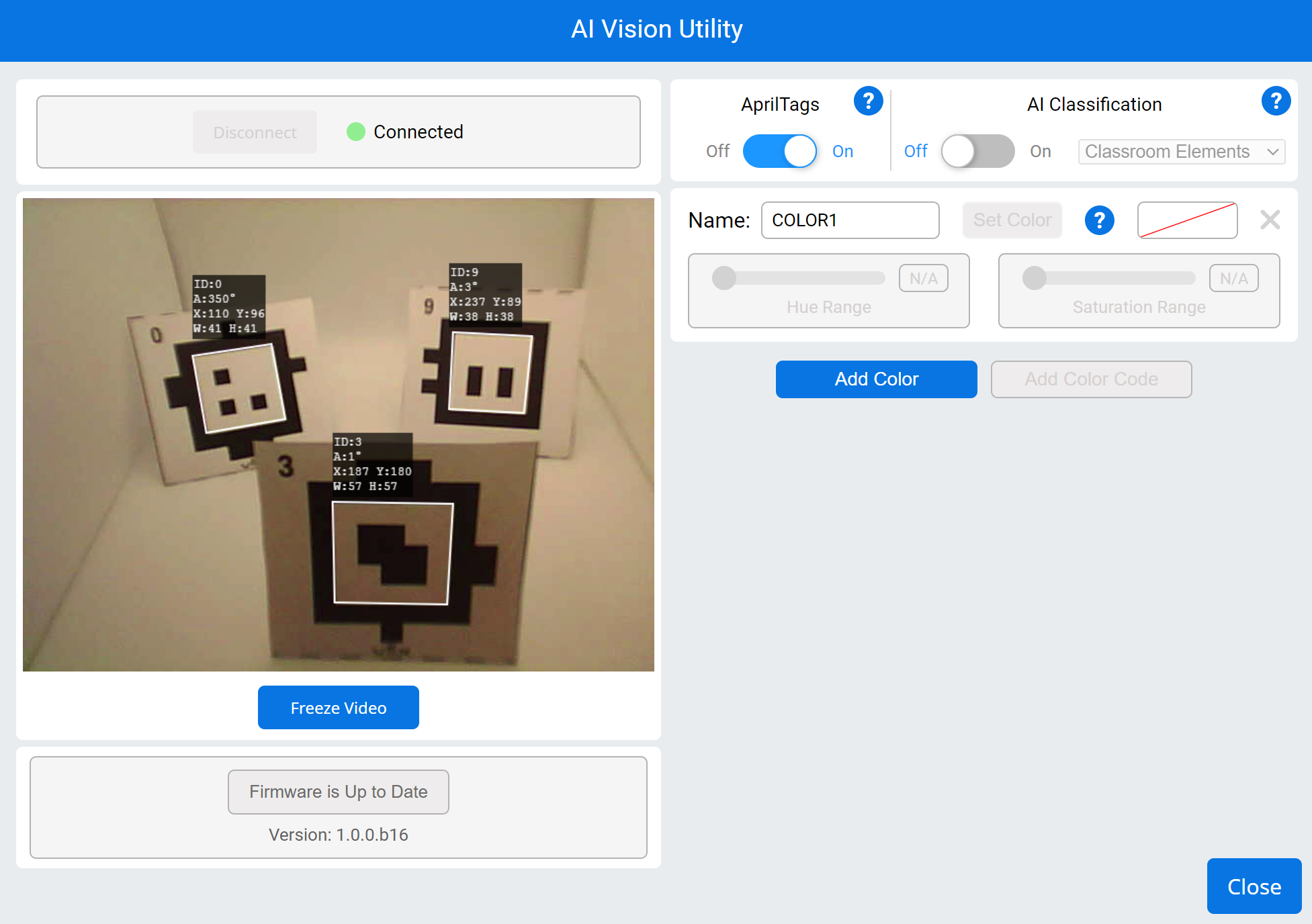 AI Vision Utility interfeisa ekrānuzņēmums programmā VEXcode, kas parāda kameras tiešraides plūsmu, tverot trīs AprilTag. Funkcija AprilTags ir ieslēgta, savukārt AI klasifikācija ir izslēgta. Atpazītās atzīmes ir marķētas ar to attiecīgajiem ID, koordinātām un izmēriem. Poga "Pievienot krāsu" ir pieejama, bet krāsu iestatījumi pašlaik nav aktīvi. Programmaparatūras statuss tiek rādīts kā atjaunināts ar versiju 1.0.0.b16.