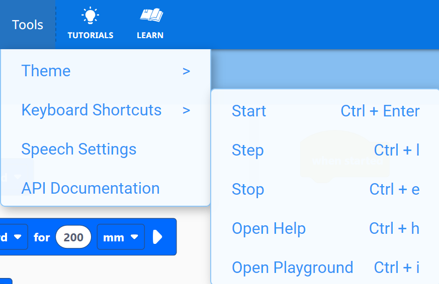 A imagem mostra uma interface de software com um cabeçalho azul que inclui um menu Ferramentas. O menu é aberto e exibe opções como Tema, Atalhos de teclado, Configurações de fala e Documentação de API. À direita do menu, um painel mostra atalhos de teclado para várias ações, incluindo Iniciar com Ctrl + Enter, Avançar com Ctrl + I, Parar com Ctrl + e, Abrir Ajuda com Ctrl + h e Abrir Playground com Ctrl + i. Abaixo do cabeçalho, um painel de controle com menus suspensos e campos de entrada fica parcialmente visível.