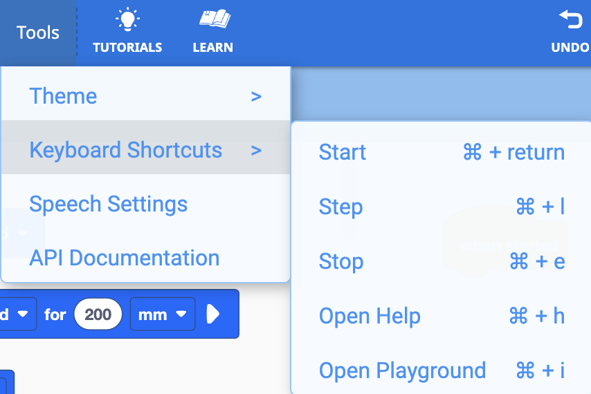 A imagem mostra uma interface de software com um cabeçalho azul que inclui um menu Ferramentas. O menu é aberto e exibe opções como Tema, Atalhos de teclado (que está destacado), Configurações de fala e Documentação da API. À direita do menu, um painel exibe atalhos de teclado para várias ações, incluindo Iniciar com ⌘ + return, Avançar com ⌘ + I, Parar com ⌘ + e, Abrir Ajuda com ⌘ + h e Abrir Playground com ⌘ + i. Abaixo do cabeçalho, uma parte de um painel de controle com menus suspensos e campos de entrada é visível. O botão DESFAZER está localizado no canto superior direito do cabeçalho.