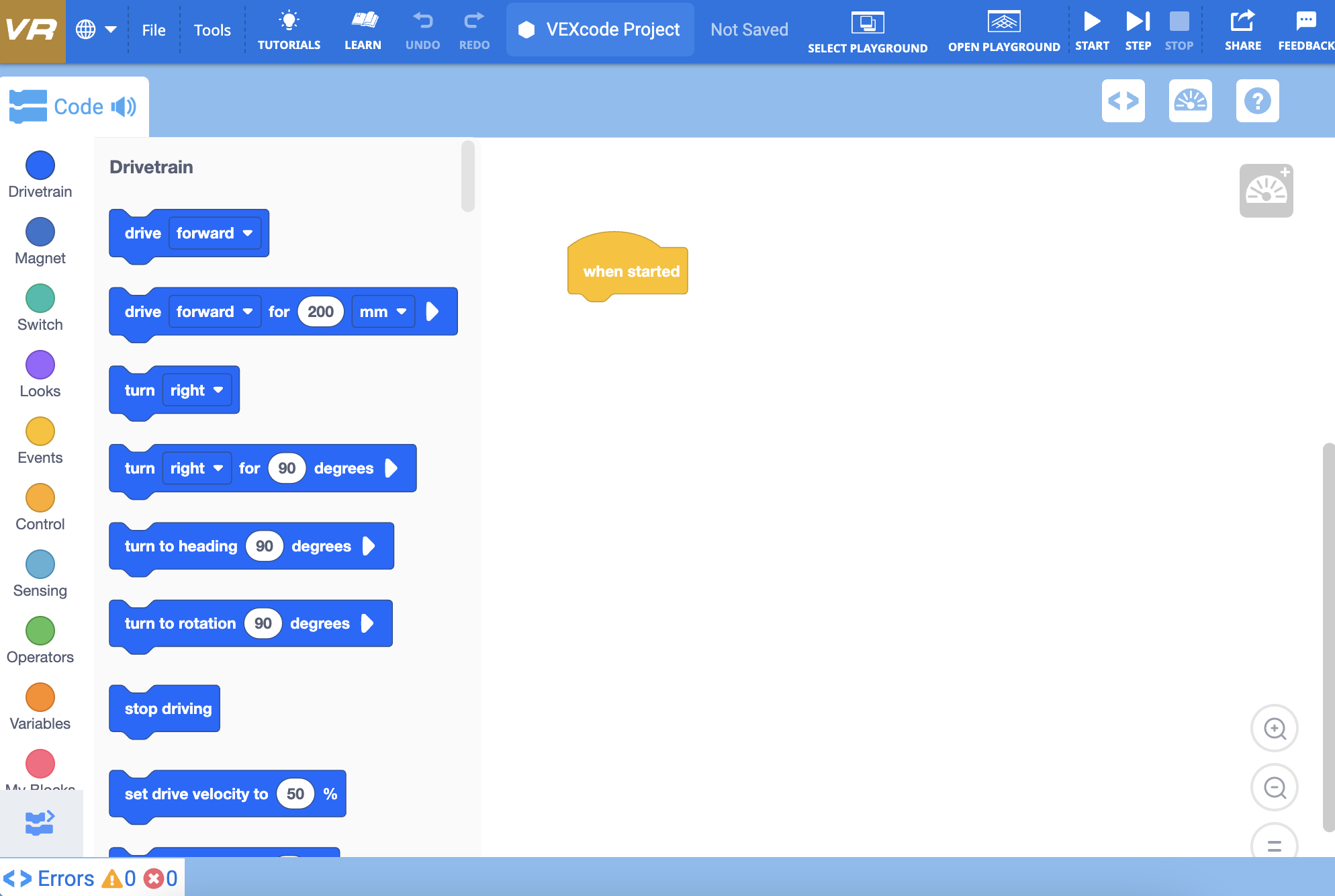 Een VEXcode VR-interface toont een codeeromgeving met een blauw-witte lay-out. Aan de linkerkant bevindt zich een verticale werkbalk met verschillende categorieën, zoals Aandrijflijn, Magneet, Schakelaar, Uiterlijk, Gebeurtenissen, Besturing, Sensoren, Operators en Variabelen. Er worden verschillende blauwe blokken weergegeven voor het besturen van de aandrijflijn, zoals vooruitrijden en rechtsaf slaan. Aan de rechterkant van de werkruimte wordt een geel blok weergegeven met het label wanneer het werk is gestart. Bovenaan bevindt zich een blauwe balk met opties zoals Bestand, Extra en knoppen om het project op te slaan en een speeltuin te selecteren of te openen. Onderaan staat een foutsectie die aangeeft dat er geen fouten of waarschuwingen zijn.