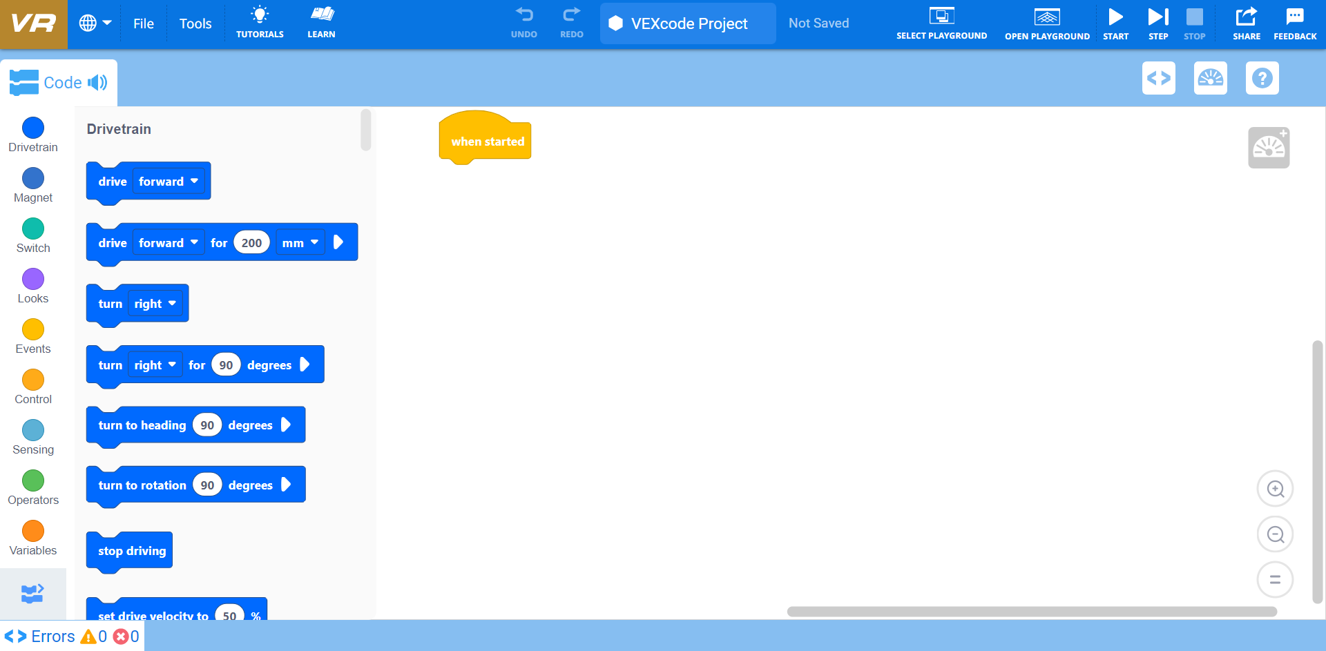 Uma interface VEXcode VR mostra um ambiente de codificação. No lado esquerdo, uma barra de ferramentas vertical com categorias codificadas por cores, como Transmissão, Ímã, Interruptor, Aparência, Eventos, Controle, Detecção, Operadores e Variáveis, está visível. Blocos azuis relacionados a ações do sistema de transmissão, como dirigir para frente e virar à direita, são listados. No lado direito, o espaço de trabalho de codificação contém um bloco amarelo rotulado quando iniciado. Na parte superior, uma barra azul inclui opções para Arquivo, Ferramentas, salvar e interagir com o projeto. Na parte inferior, uma seção de erro não exibe erros ou avisos atuais.