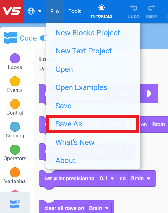 Nolaižamā izvēlne no VEXcode saskarnes zem cilnes Fails ar sarkanu iezīmētu opciju Saglabāt kā. Citas redzamās opcijas ir Jauns bloku projekts, Jauns teksta projekts, Atvērt, Atvērt piemērus, Saglabāt, Kas jauns un Par. Krāsu kodētas kategorijas, piemēram, izskats, notikumi, vadība, sensors, operatori un mainīgie, ir redzamas saskarnes kreisajā pusē.