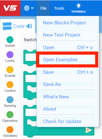 VEXcode V5 File Menu auki, punainen korostus Open Esimerkkien ympärillä. Avoimet esimerkit on valikon neljäs kohta Uusi lohkoprojekti, Uusi tekstiprojekti ja Avaa alla.