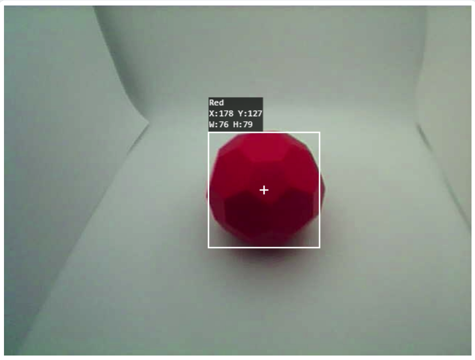 De videofeed van AI Vision Utility wordt weergegeven en een rode Buckyball is in het gezichtsveld van de sensor. De sensor markeert de gehele Buckyball. Dit geeft aan dat deze correct is gekalibreerd voor het huidige lichtniveau.