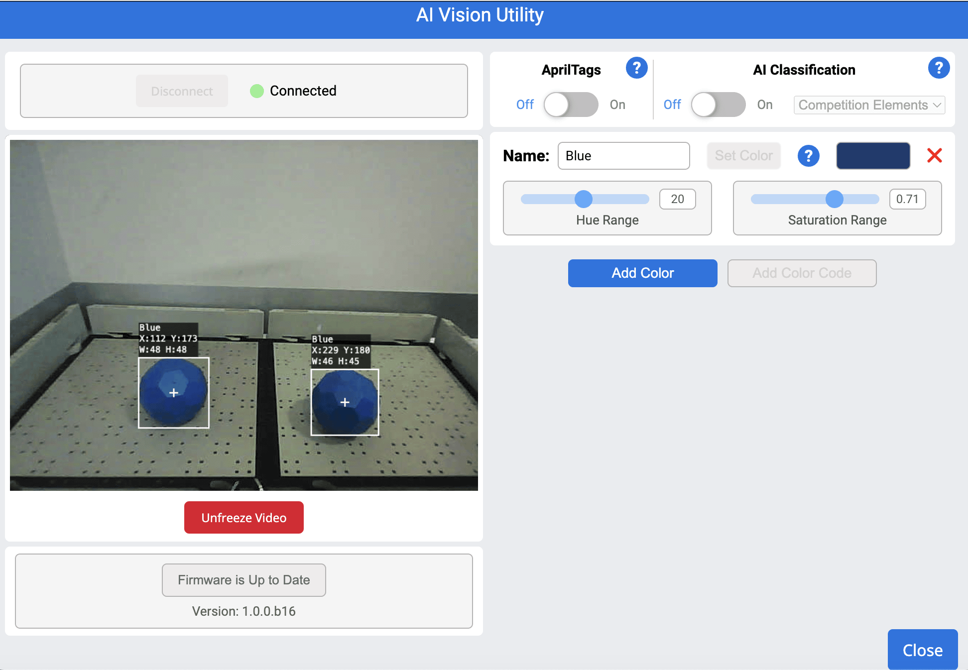 VEXcode V5 中的 AI Vision 實用程式顯示了在空白牆壁的房間角落的場地上拍攝的兩個藍色巴基球的快照。
