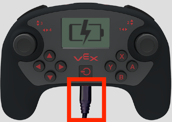 V5-ohjain, jossa latauskuvake näytöllä ja mikro-usb-kaapeli liitettynä ohjaimeen. Kaapelin ympärillä on punainen laatikko, joka korostaa yhteyttä.