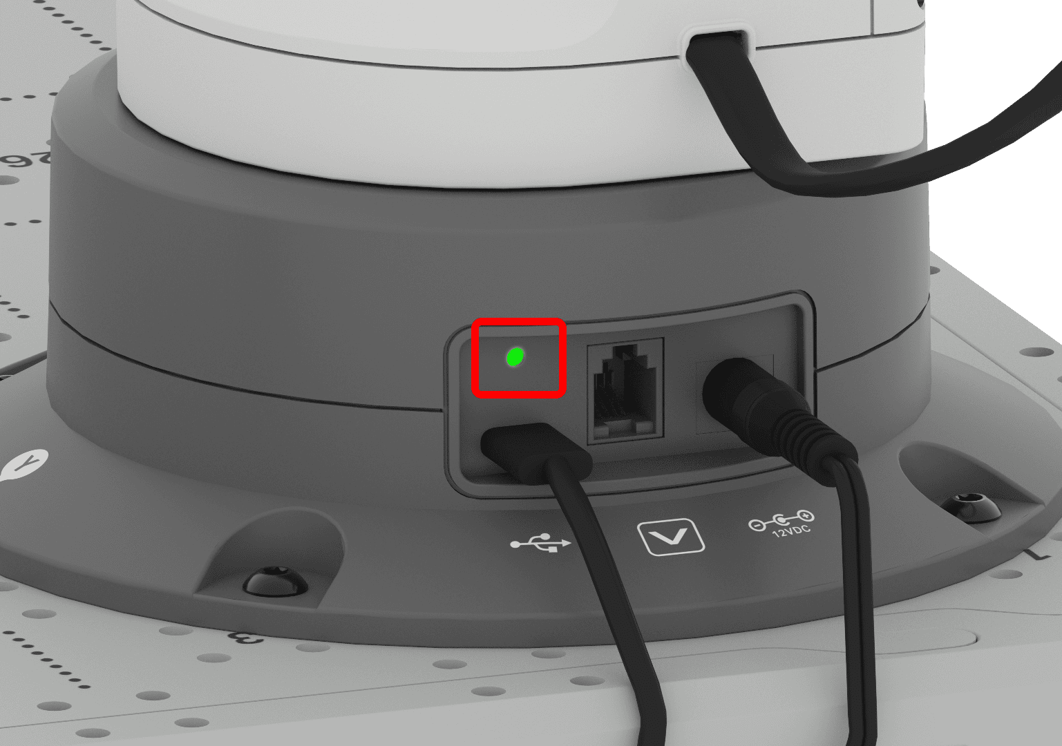 A 6 tengelyes kar hátoldalán látható, hogy az USB-C kábel a bal oldali portba csatlakozik, a középső intelligens port üres, a tápkábel pedig a jobb szélső portba van bedugva. Egy zöld jelzőfény világít, jelezve a kapcsolatot.