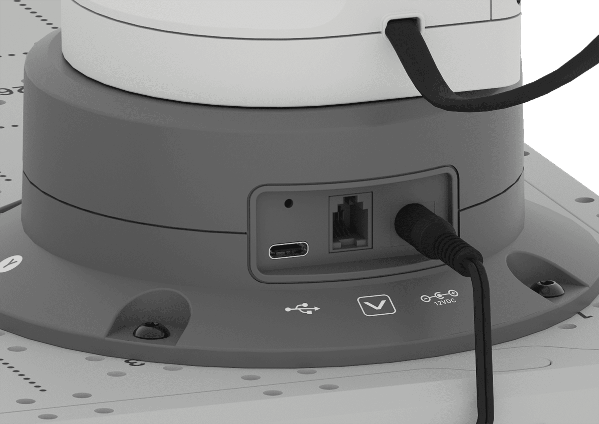 La parte posterior del brazo de 6 ejes, que muestra los tres puertos en la base. El cable de alimentación está enchufado en el puerto lateral derecho.