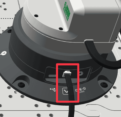 La parte posterior de la base del brazo de 6 ejes muestra el cable inteligente conectado en el puerto central. Los puertos izquierdo y derecho están vacíos.