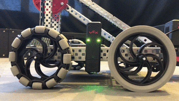 La radio robótica V5 montada y cableada se muestra en un robot V5. En este ejemplo, las luces LED de la radio parpadean en verde.