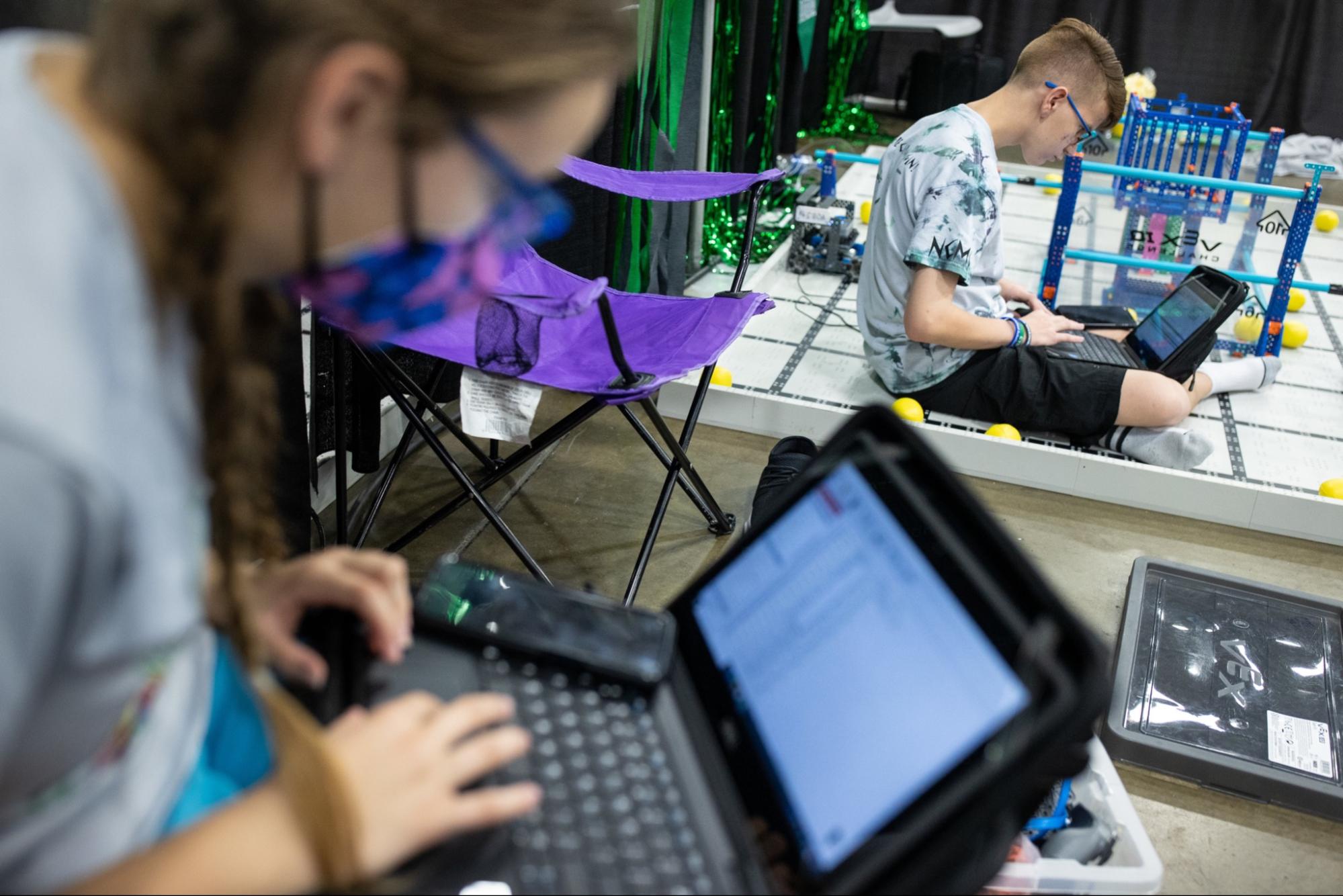 Estudiante sentado con laptop