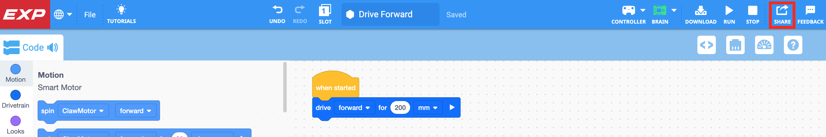 VEXcode EXP Toolbar mit hervorgehobenem Teilen-Symbol zwischen den Symbolen Stopp und Feedback. Im untenstehenden Arbeitsbereich wird ein Blockprojekt mit einem Stapel angezeigt, der lautet: „Nach dem Start 200 mm vorwärts fahren.“