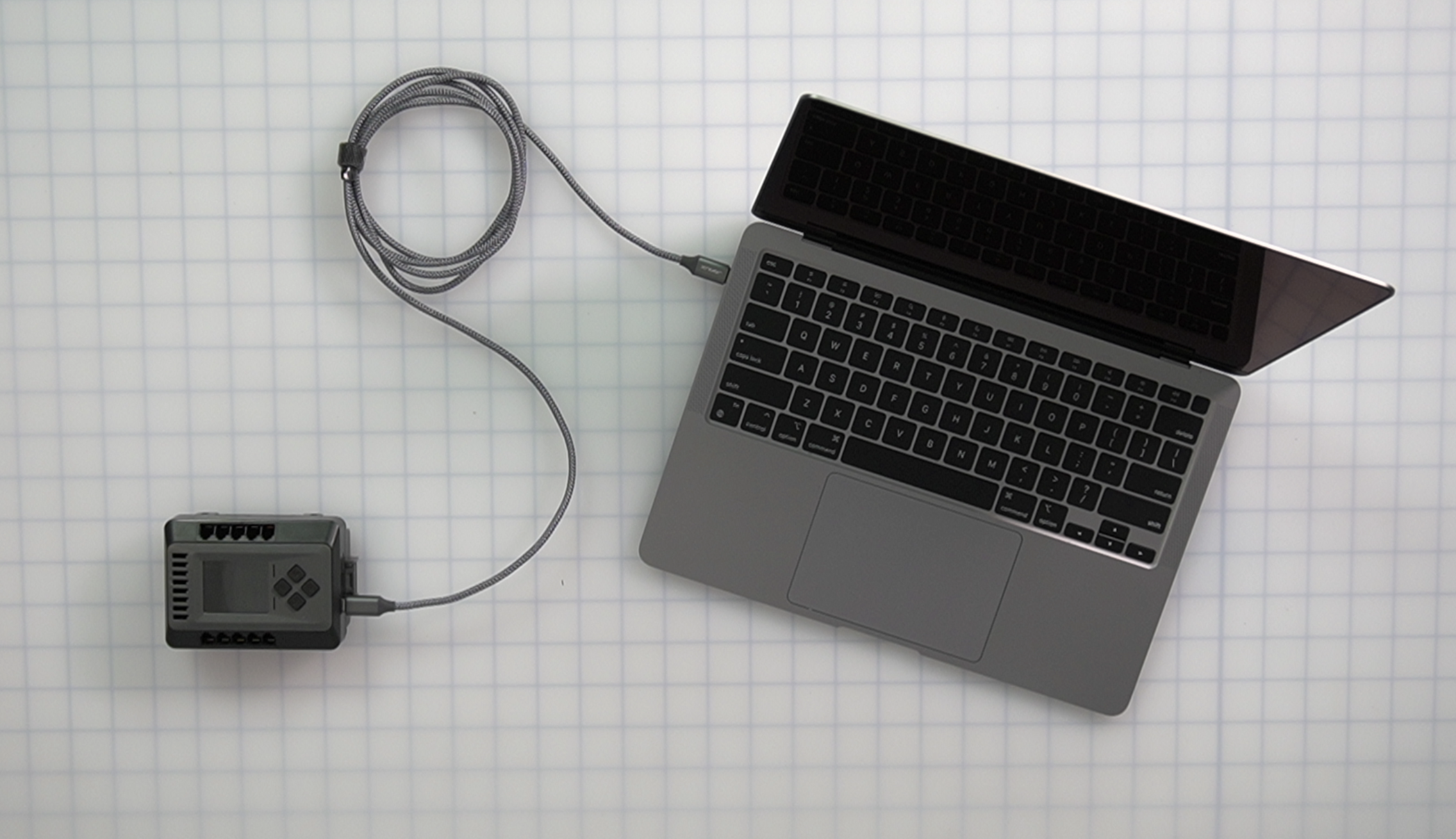 USB 케이블을 사용하여 노트북 컴퓨터에 연결된 뇌.