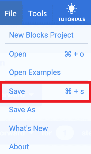 VEXcode 123 įrankių juosta su atidarytu meniu Failas ir paryškinta parinktimi Įrašyti. Išsaugoti yra ketvirtoji meniu parinktis, esanti po Naujų blokų projektu, Atidaryti ir Atidaryti pavyzdžius. Spartusis valdymo klavišo klavišas su raide S gali būti naudojamas ir projektui įrašyti.