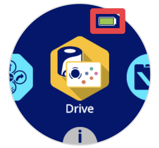 robot Scherm met het hoofdmenu en het Drive-pictogram in het midden. Er staat een tekstvak rond het batterijpictogram in de rechterbovenhoek.
