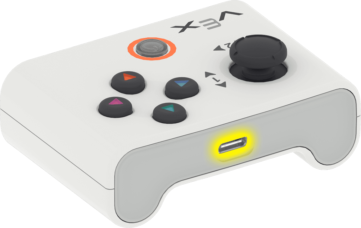 Perspektivní pohled na ovladač One Stick Controller se zvýrazněným portem USB-C na přední straně ovladače.