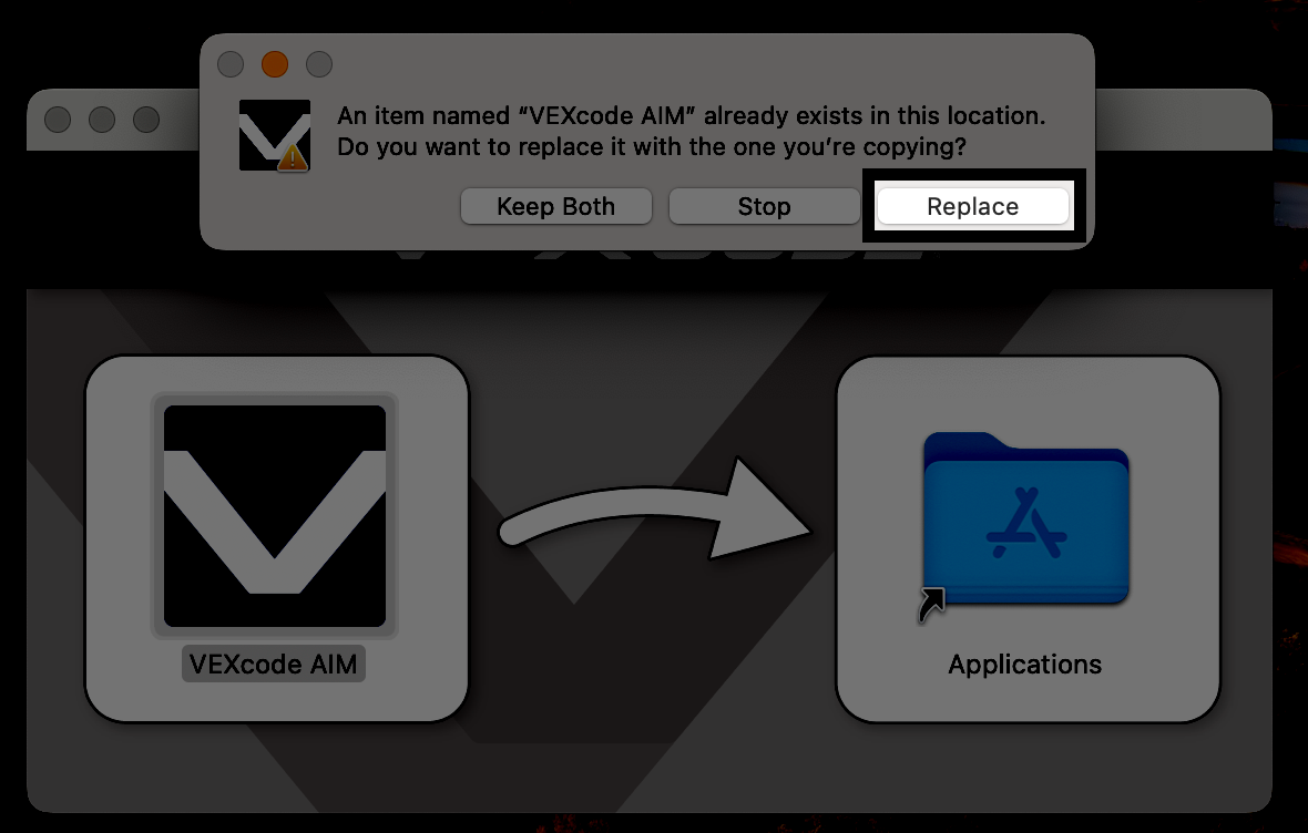Ukazuje proces instalace VEXcode AIM na Mac, kde uživatel přetáhne aplikaci do složky Aplikace a poté klikne na 'Nahradit' ve vyskakovacím okně, které se objeví, čímž potvrdí nahrazení stávající aplikace.