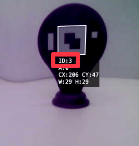 Un AprilTags violet suivi par un système de vision. L'AprilTag est étiqueté ID:3, affichant les coordonnées A:350°, X:206, Y:47, W:29, H:29. Chaque carte a un contour blanc et le système suit leurs positions et orientations.