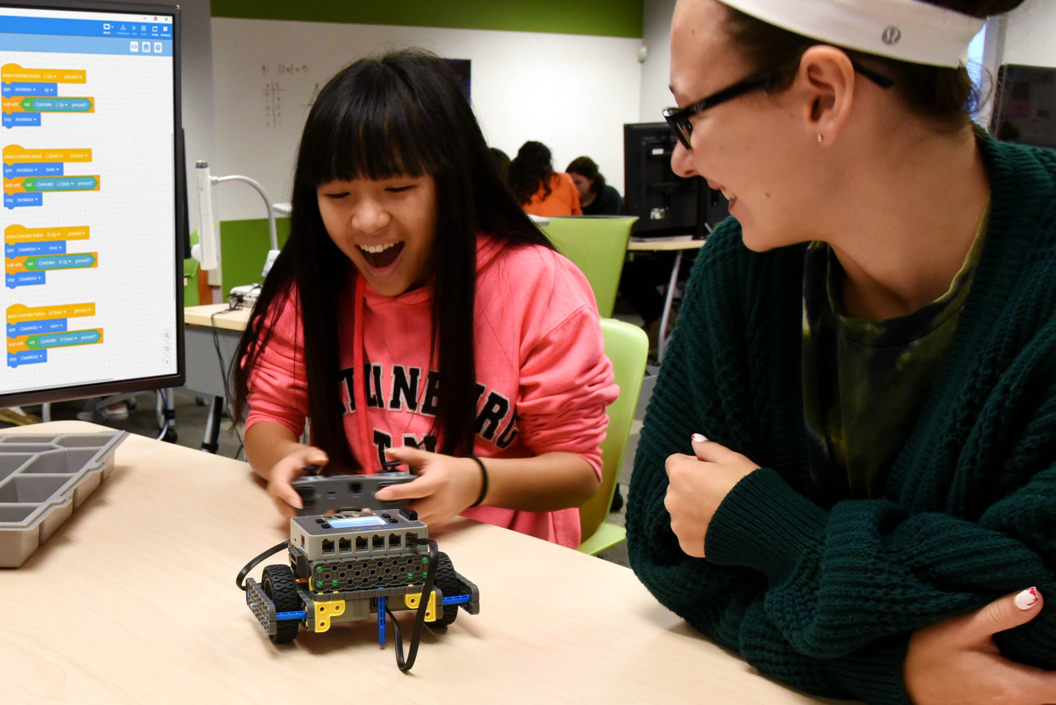 GirlPowered_workshop_DrivingRobot_web.jpg