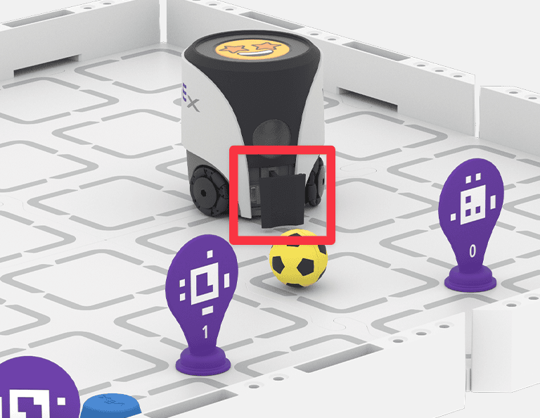 Úhlový pohled na robota AIM na poli. Robot má svůj kicker prodloužený s míčem vycházejícím zepředu, což znamená, že byl právě kopnut robotem.