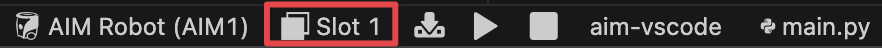 La stessa immagine della barra degli strumenti di VS Code, che ora evidenzia lo Slot 1 sul lato sinistro, a destra del robot AIM (AIM 1).