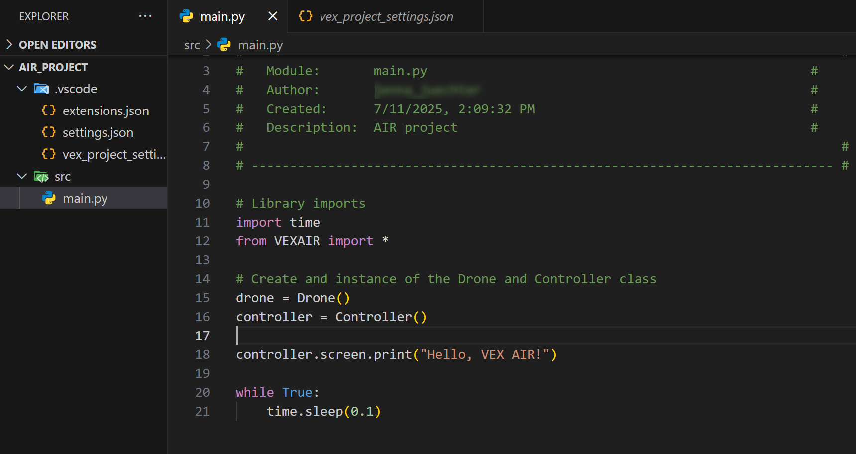 Kenar çubuğunda dosya yapısıyla birlikte açık AIR_PROJECT klasörünü gösteren Visual Studio Code çalışma alanı; src klasörünün altındaki düzenleyicide etkin olan main.py dosyası, time ve VEXAIR kütüphanelerini içe aktaran, bir Drone ve Controller örneği oluşturan ve Hello, VEX AIR! yazdıran Python kodunu içerir. 0,1 saniyelik gecikmeyle bir döngüde denetleyici ekranına; kod, dosya adı, yazar, oluşturma zaman damgası ve proje açıklamasıyla birlikte modül meta verilerini içerir