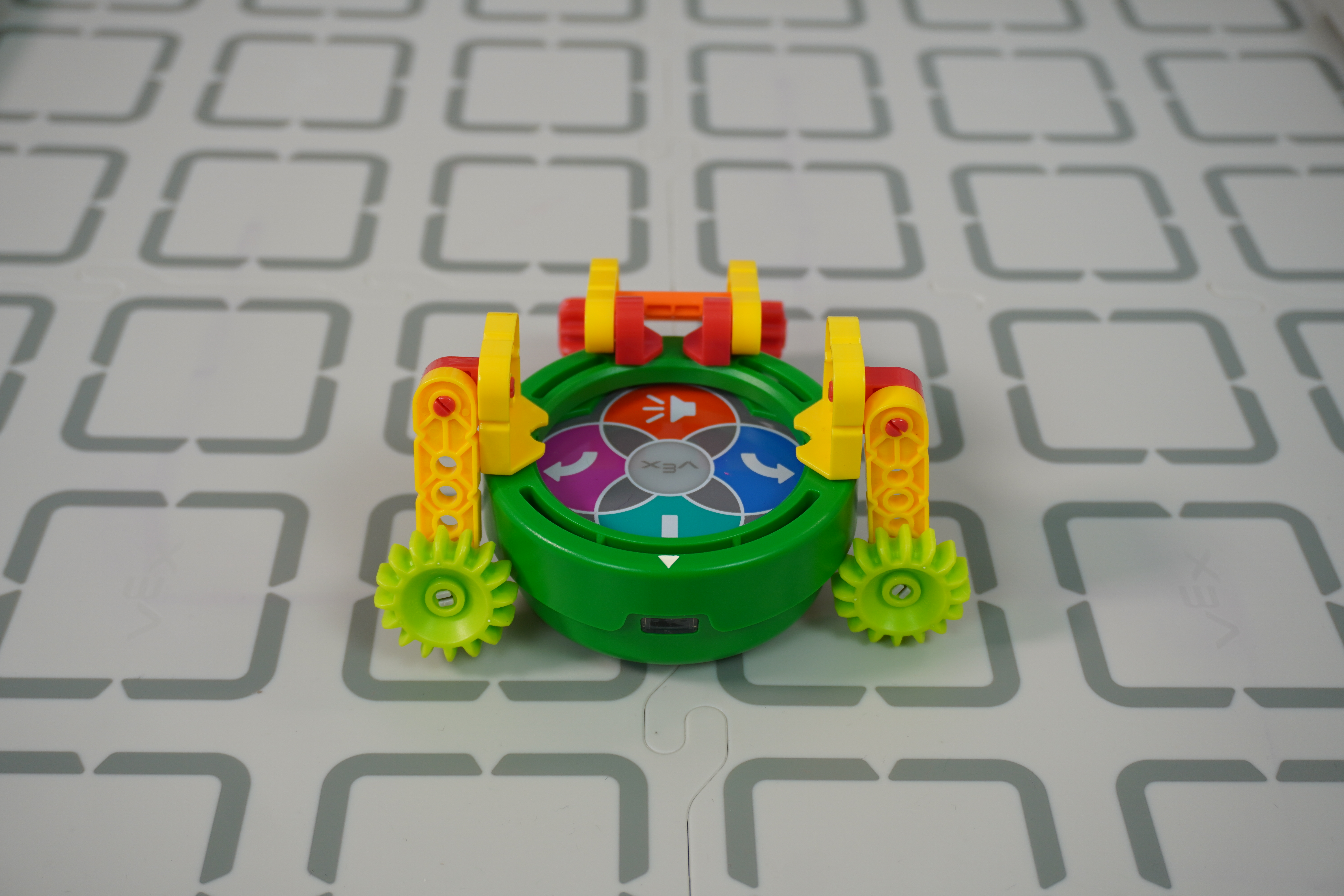 Příklad VEX Pieces design monstra připojeného k Art Ringu.