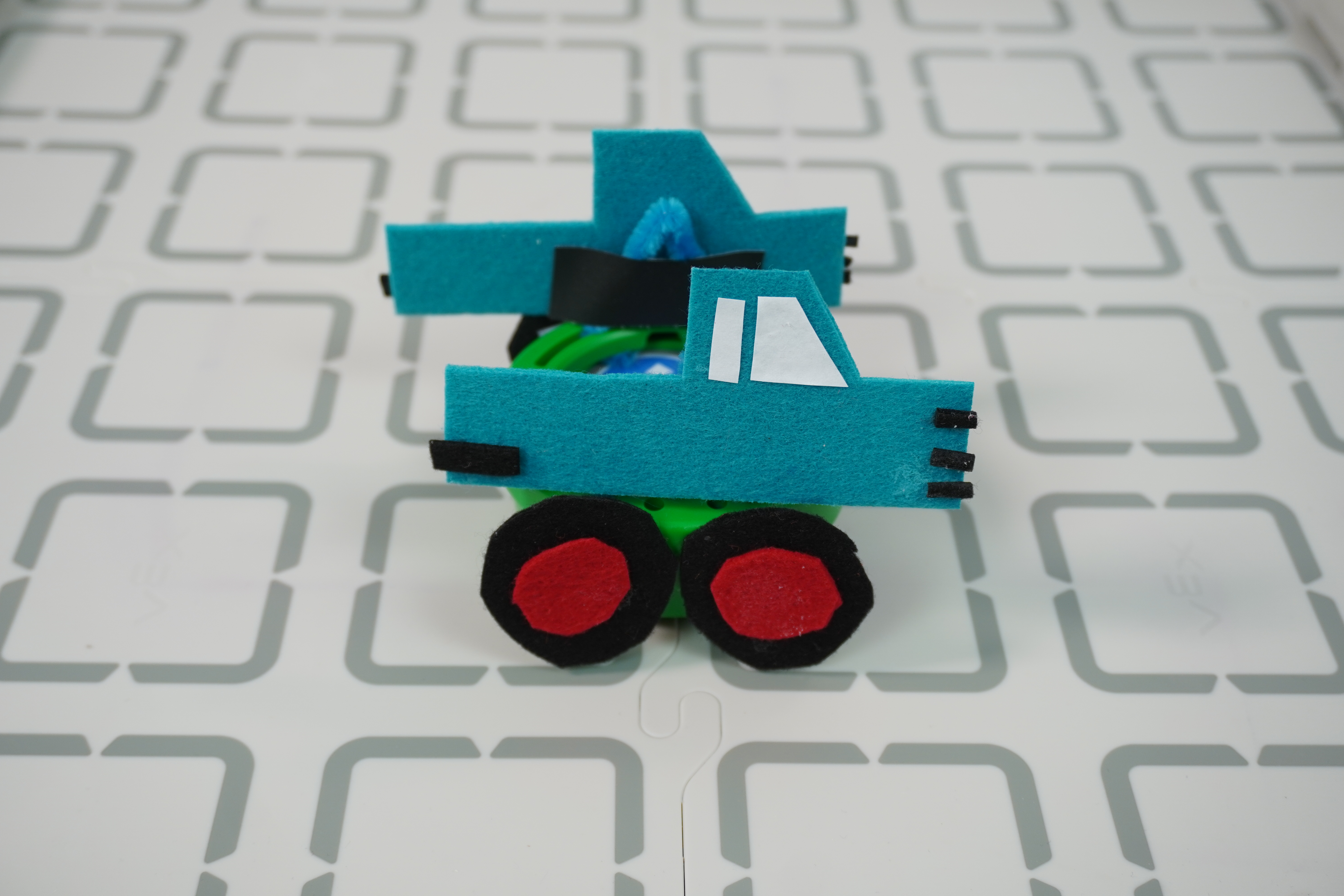 Voorbeeld van een voertuigontwerp van een vrachtwagen die aan de Art Ring is bevestigd.