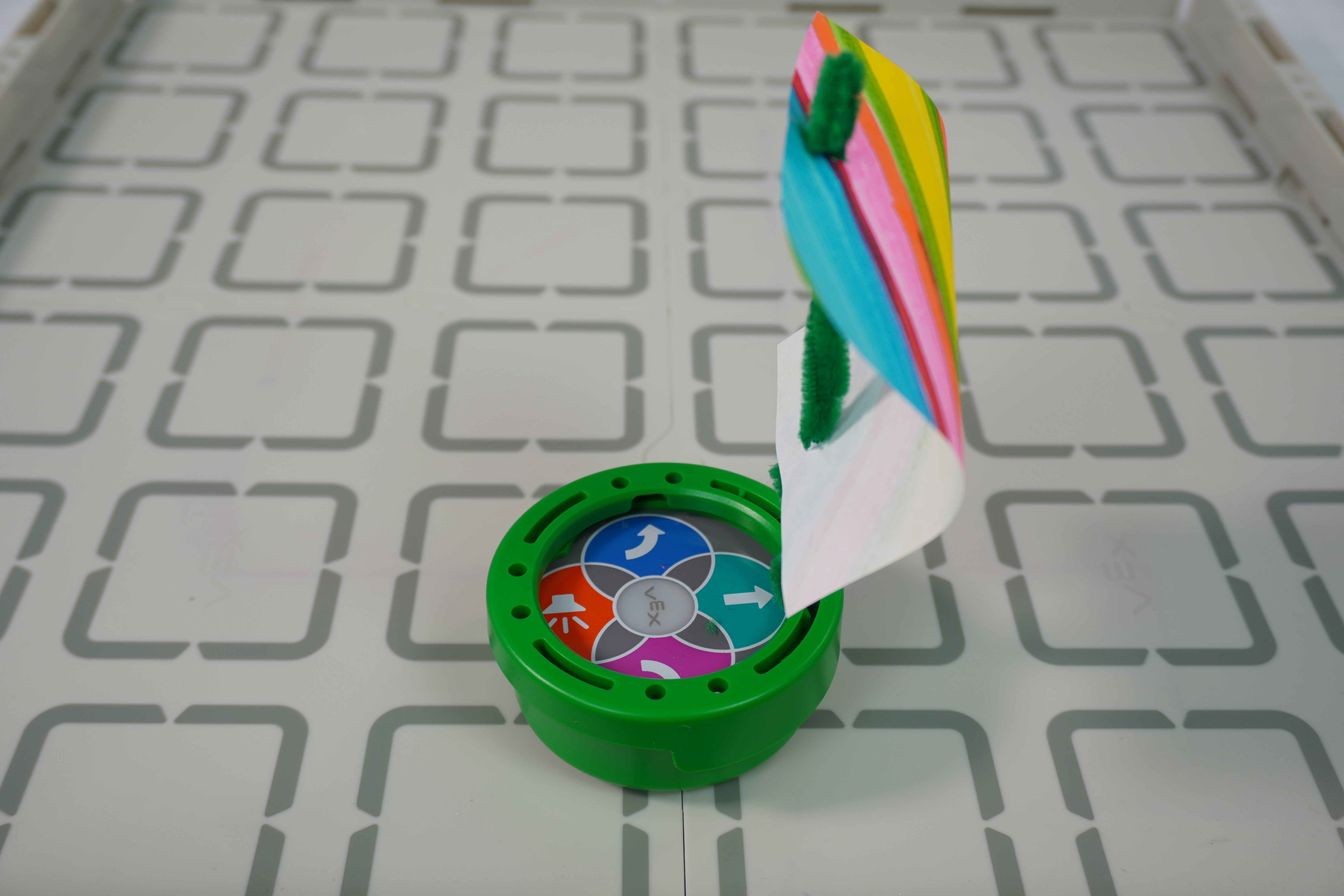 Seitenansicht eines Beispieldesigns eines Segelboots, das am Art Ring befestigt ist.