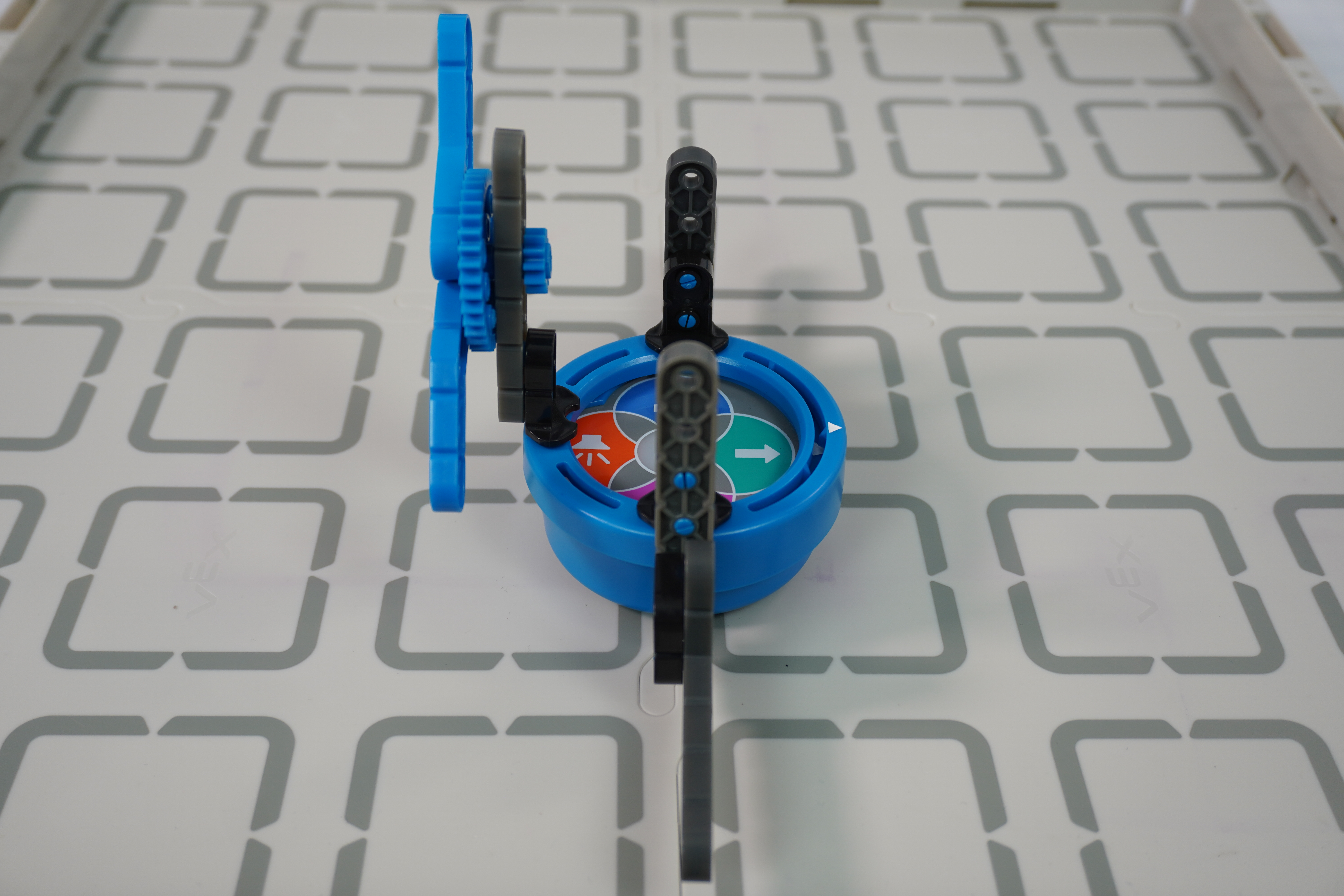 Vue latérale d'un exemple de conception VEX Pieces d'un avion attaché à l'Art Ring.