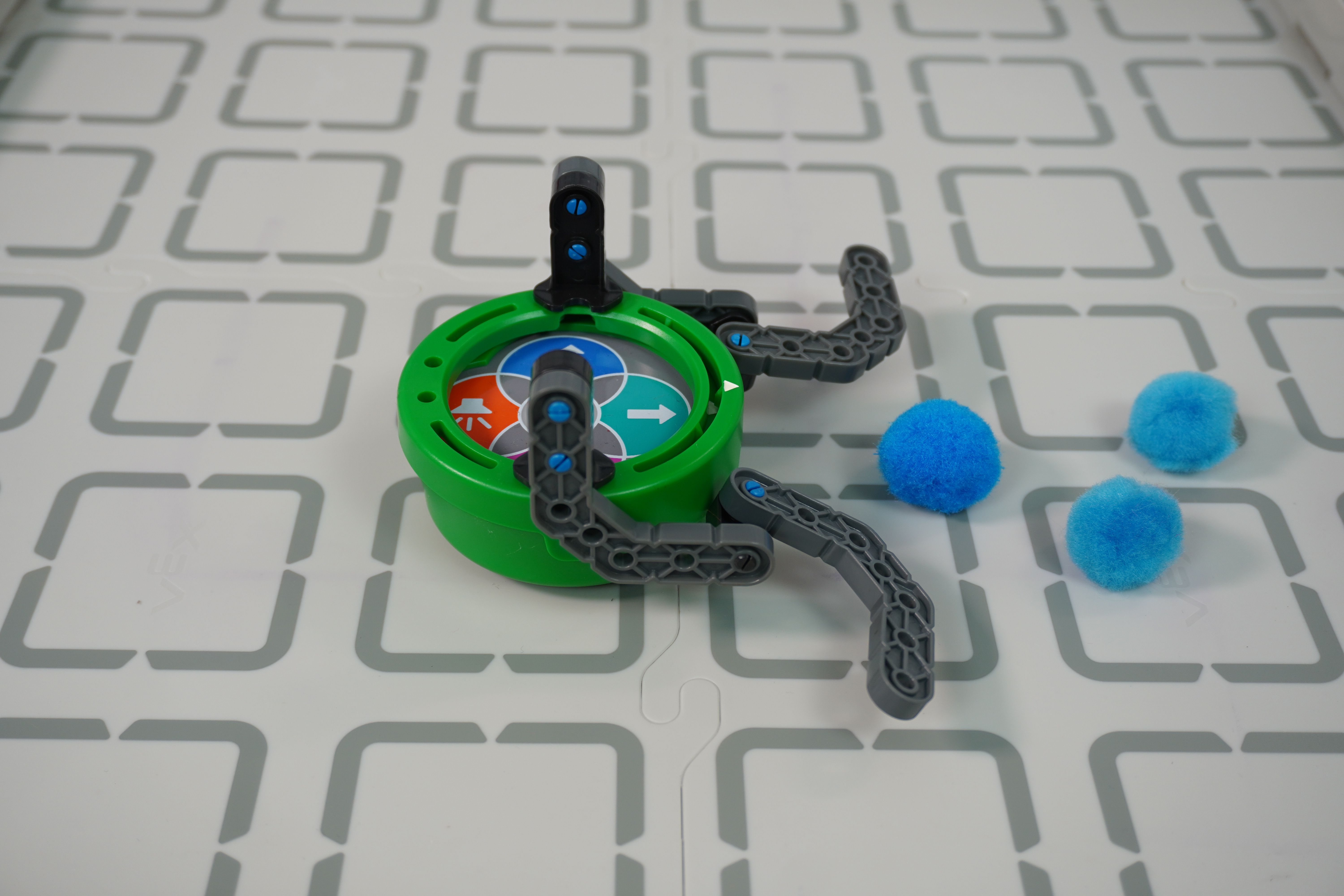 Vue latérale d'un exemple de conception VEX Pieces d'un véhicule de nettoyage à pompon attaché à l'anneau artistique.