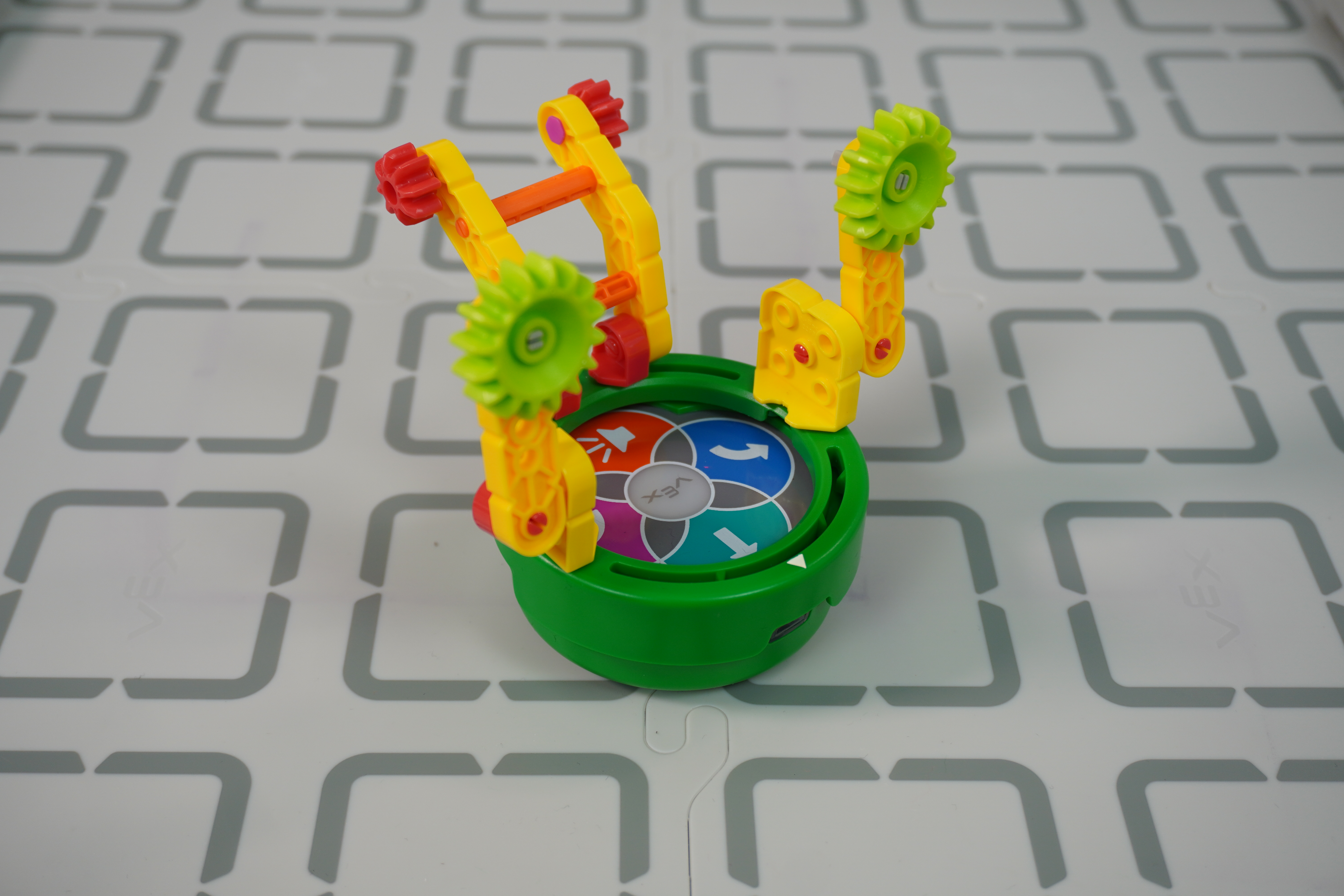 Tampilan samping contoh desain VEX Pieces berupa monster yang menempel pada Art Ring.