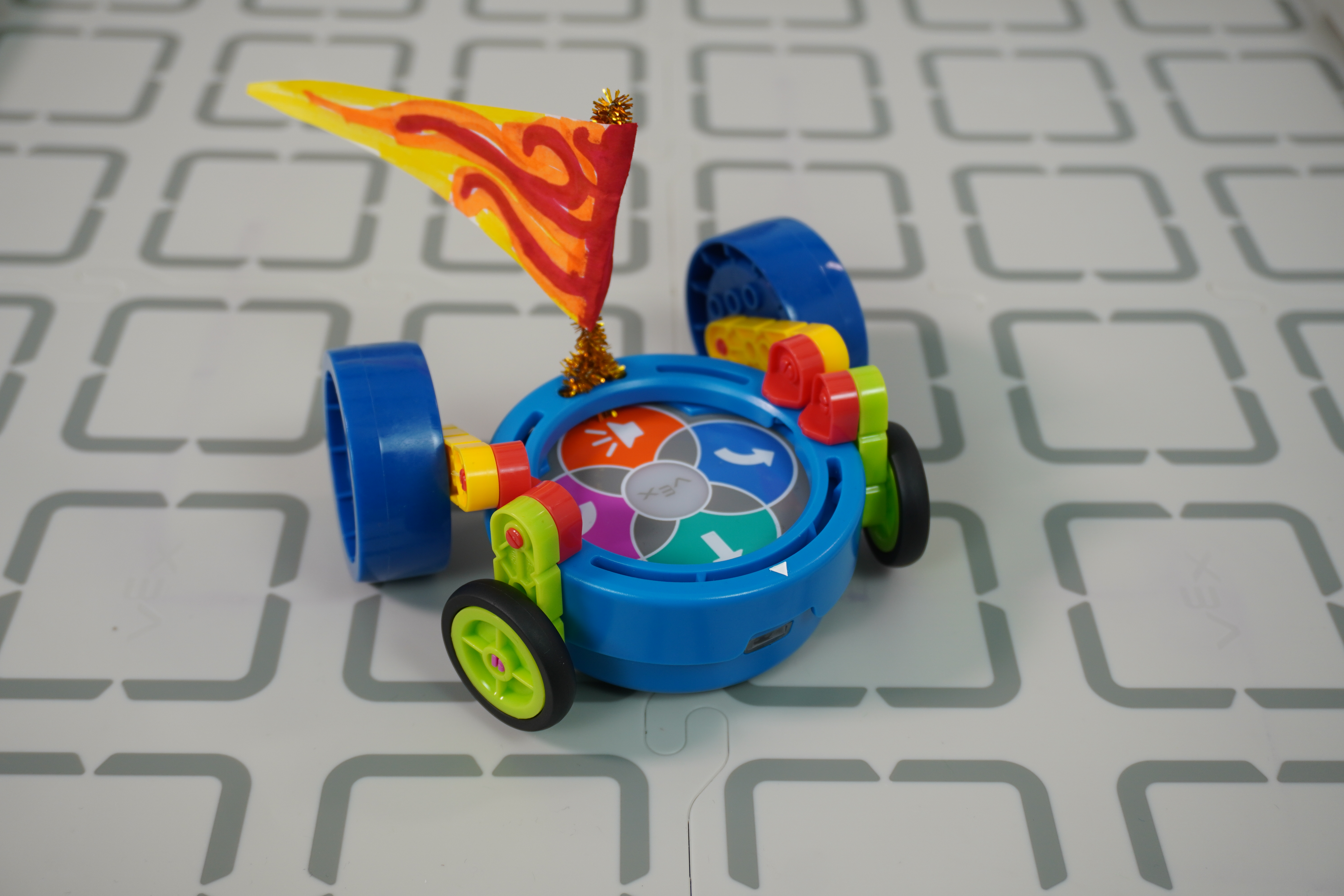 Vista angolata di un esempio di progetto VEX Pieces di un'auto da corsa fissata all'Art Ring.