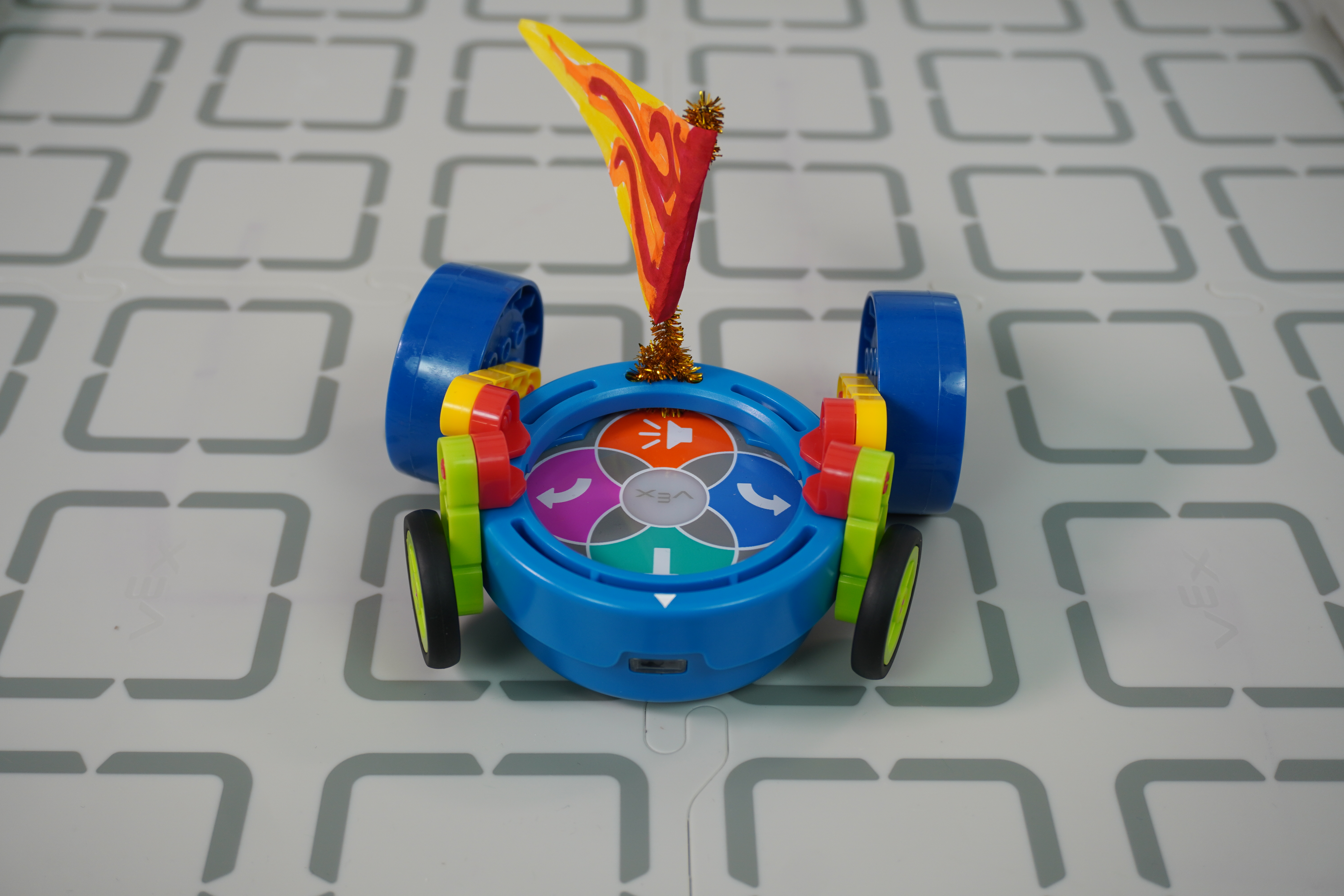 アートリングに取り付けられたレースカーの VEX ピース デザインの例。