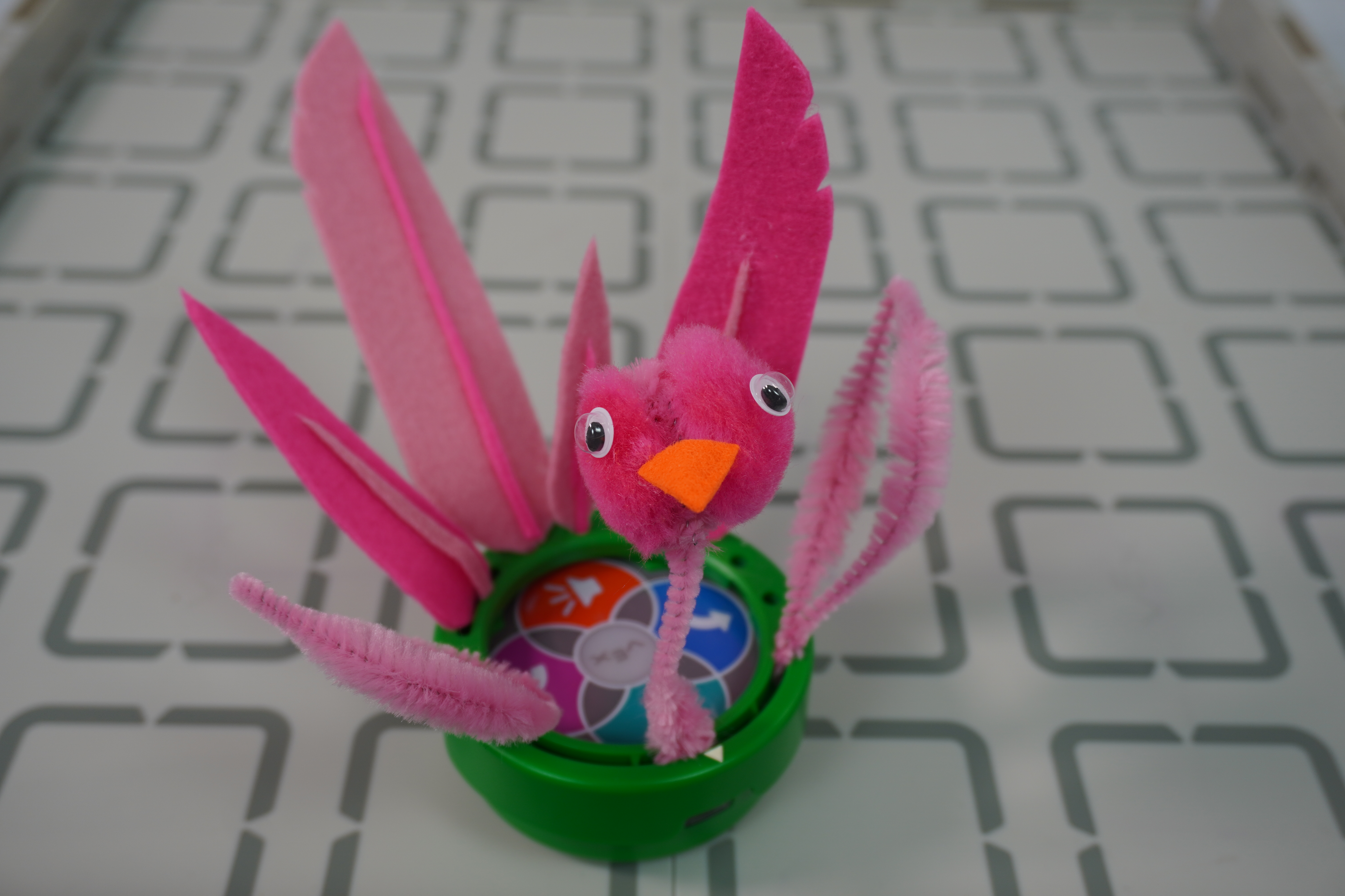 Esimerkki taiderenkaaseen kiinnitetystä flamingosta.