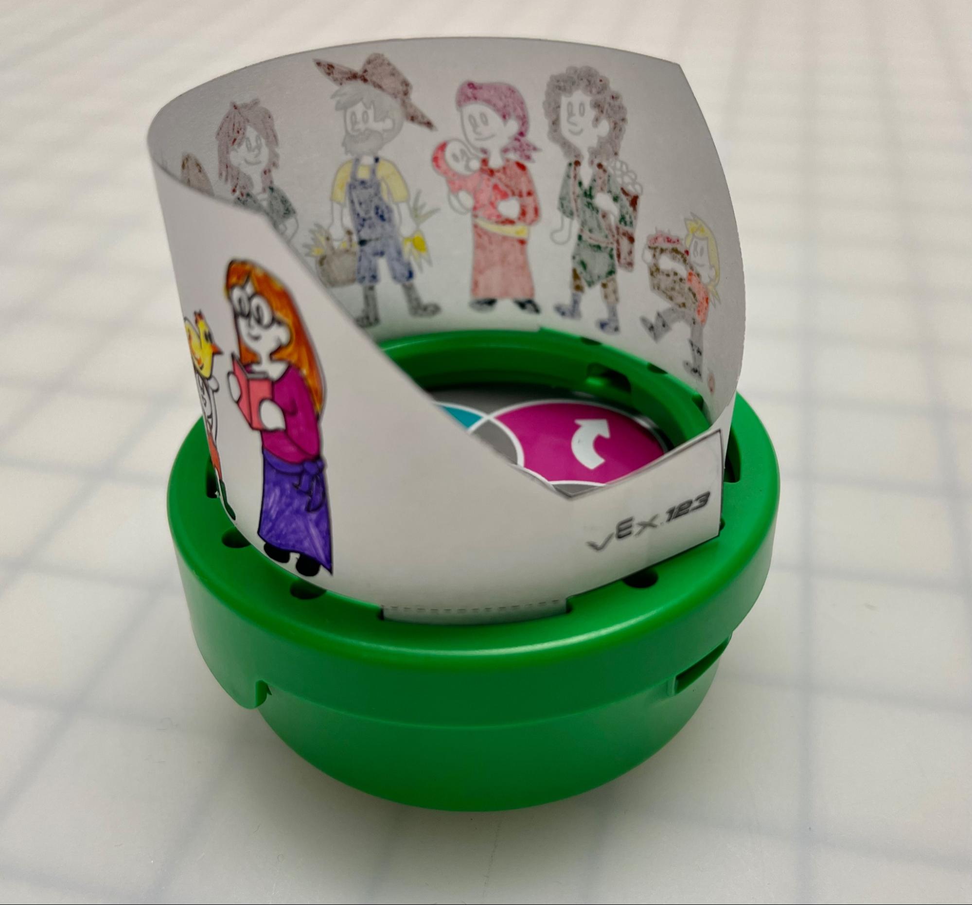 Primo piano del retro della tela Art Ring attaccata all'Art Ring per mostrare dove la tela è stata fissata con il nastro adesivo. Ai lati dell'Art Ring Canvas sporgono piccole linguette contrassegnate per aiutare l'utente a piegare correttamente la tela fino a formare un anello.