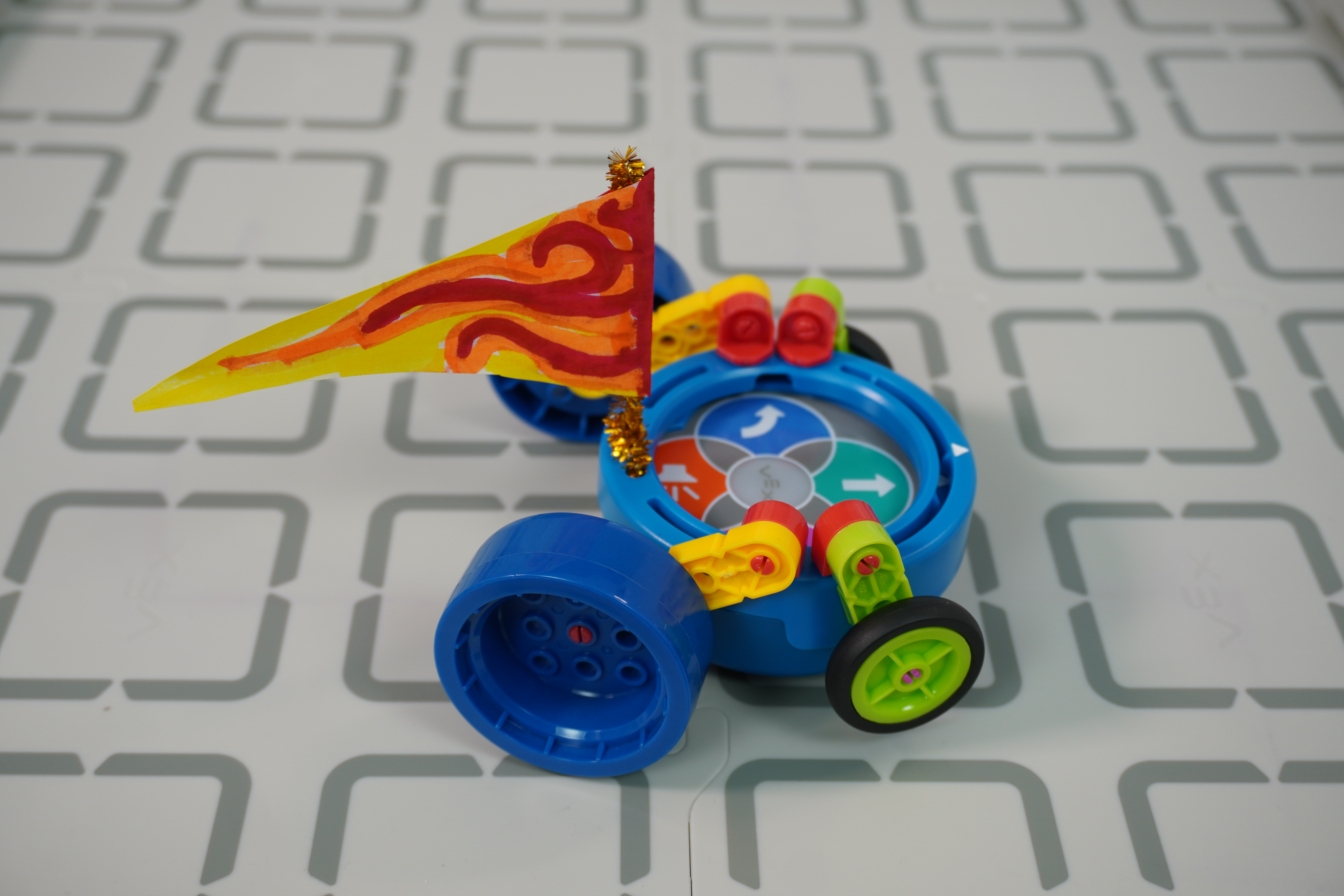 アート リングに取り付けられたレース カーの VEX Pieces デザインの例の側面図。