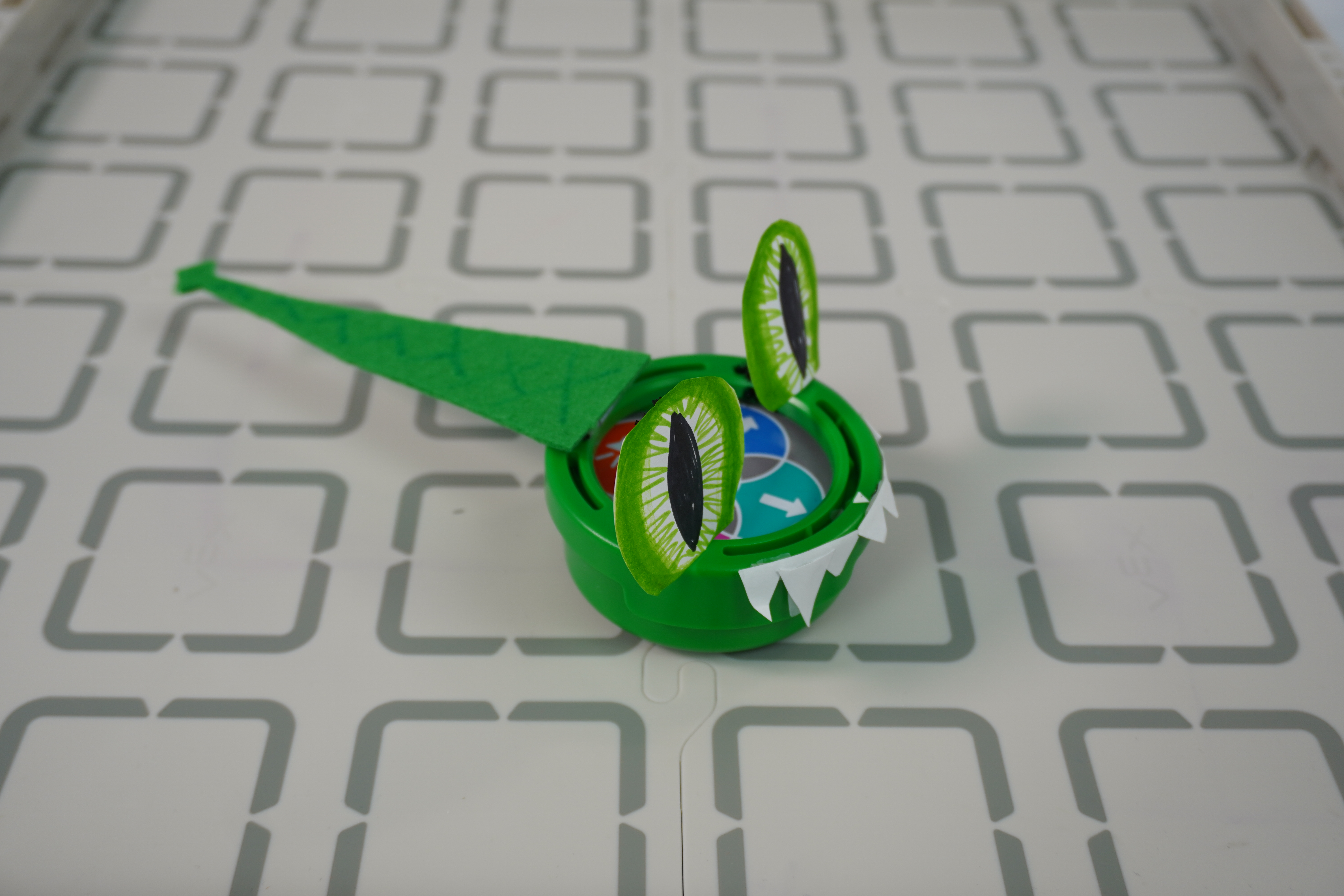 Zijaanzicht van een voorbeeld van een verzonnen ontwerp van een monster met tanden bevestigd aan de Art Ring.