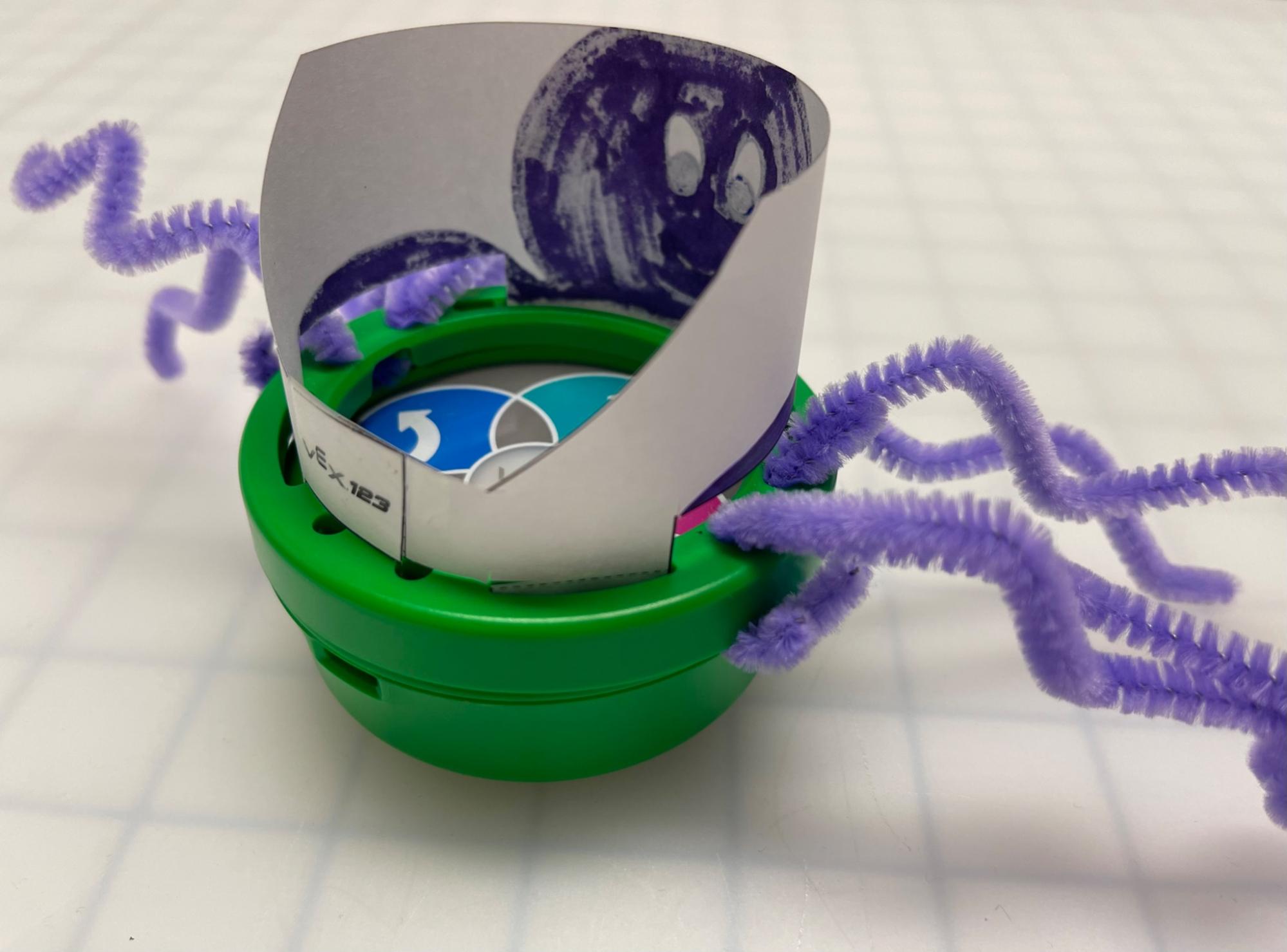 Grande plano da parte de trás do Alternate Art Ring Canvas anexado ao Art Ring, para demonstrar o design diferente da aba. As lacunas neste ecrã permitem que decorações adicionais sejam adicionadas ao Art Ring.