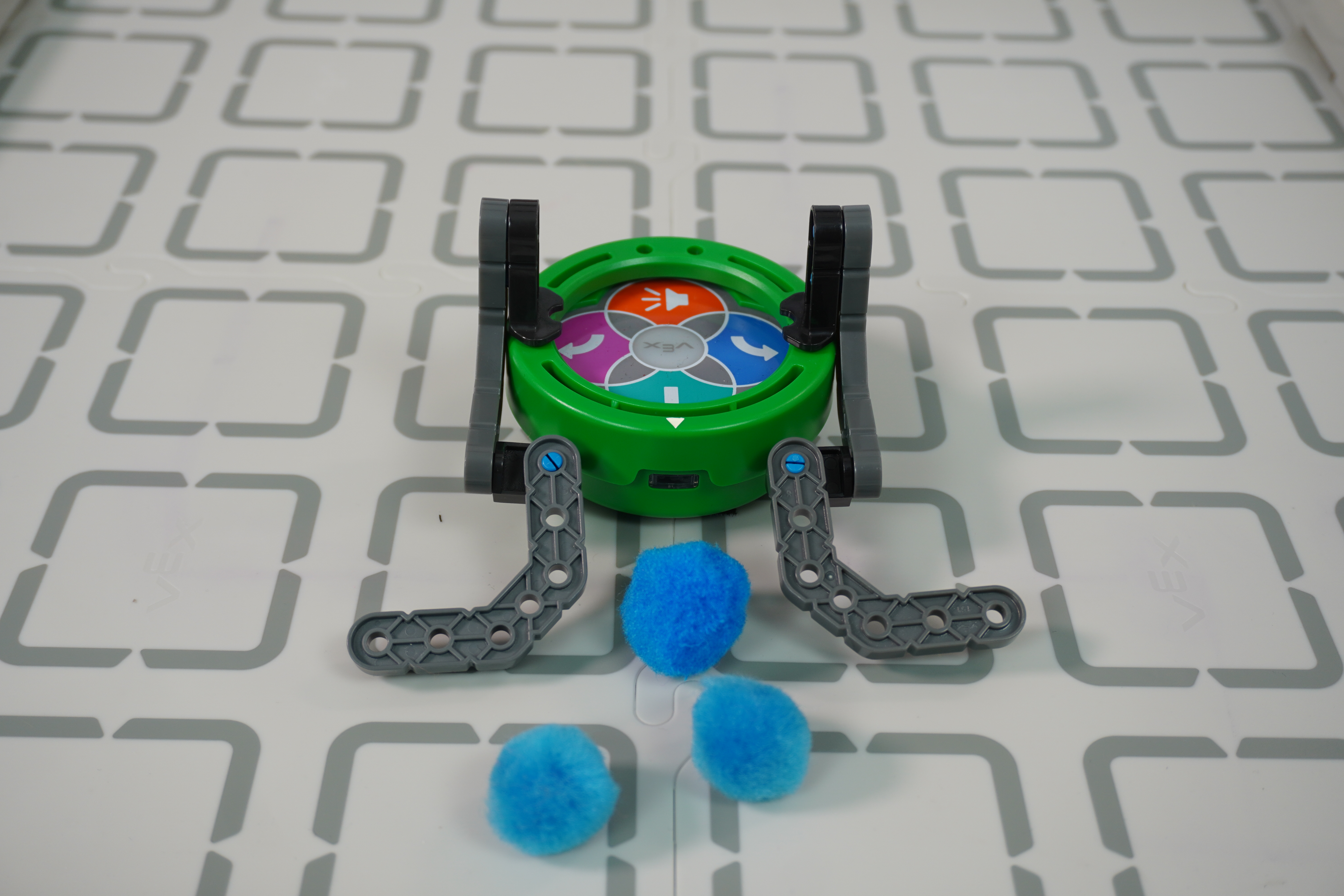 Exemplo de design de peças VEX de um veículo de limpeza de pompons anexado ao Art Ring.