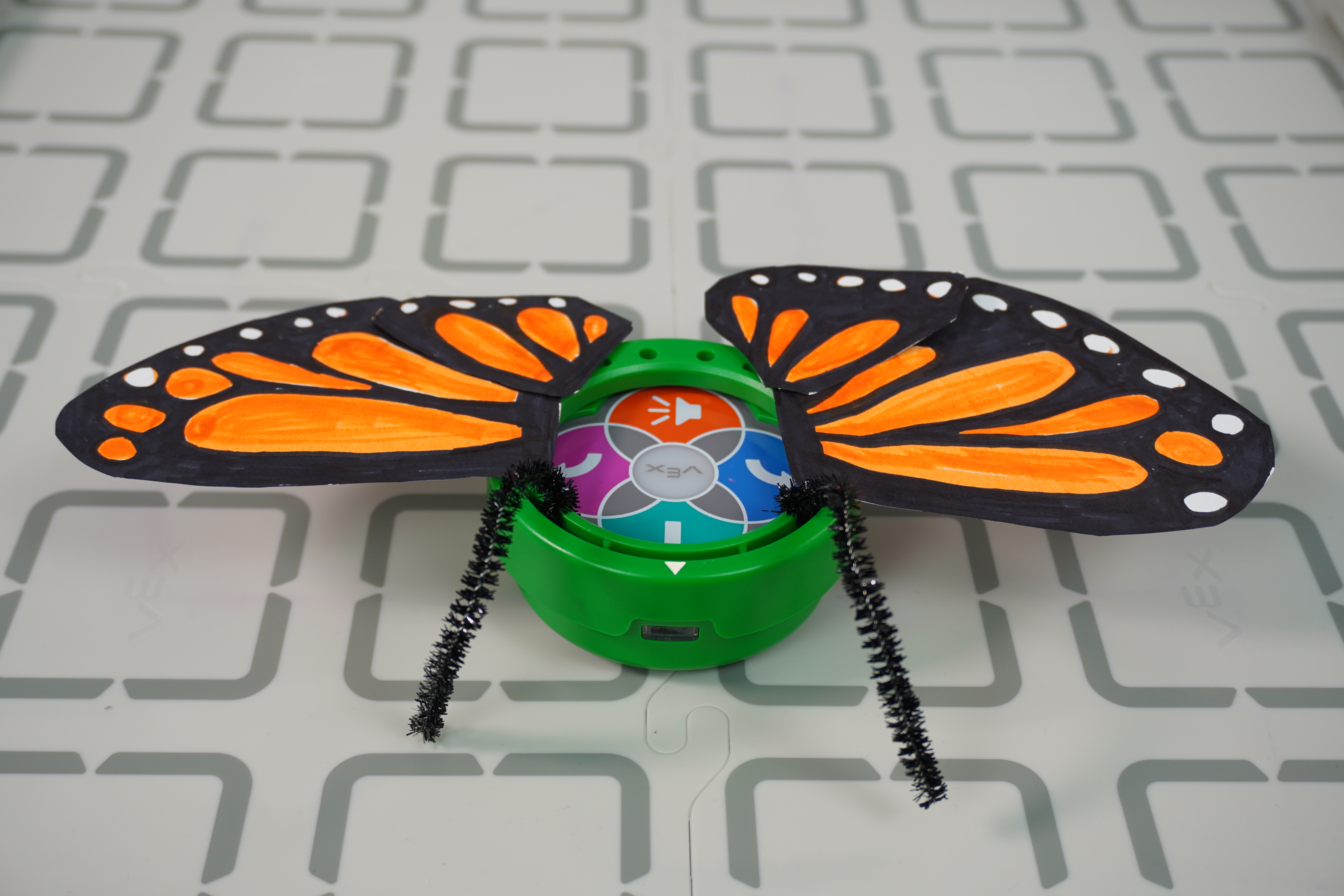 Ejemplo de diseño de insecto: una mariposa adherida al Art Ring.