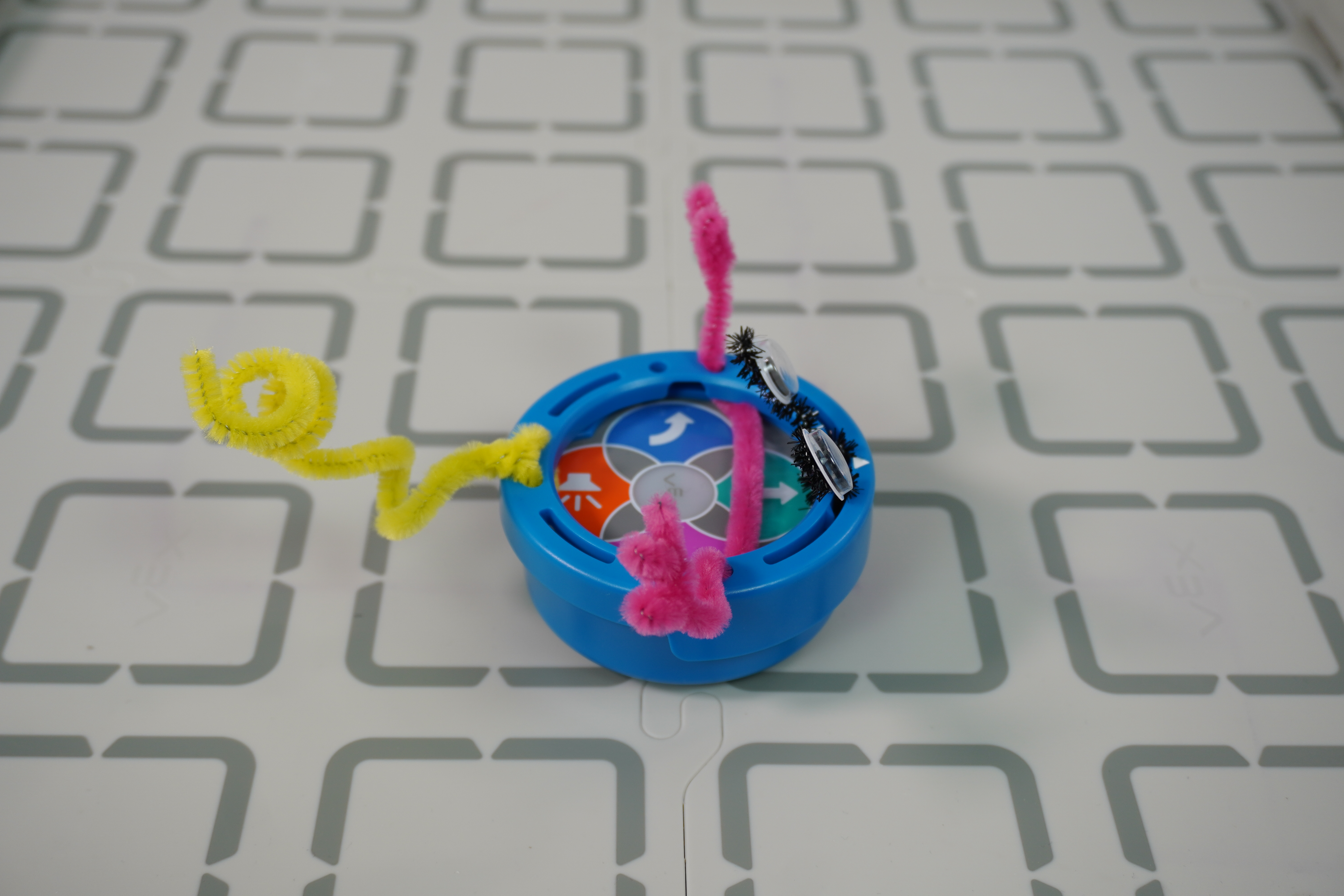 มุมมองด้านข้างของตัวอย่างการออกแบบสิ่งมีชีวิตแบบมอนสเตอร์ที่มีแขนติดอยู่กับแหวนศิลปะ