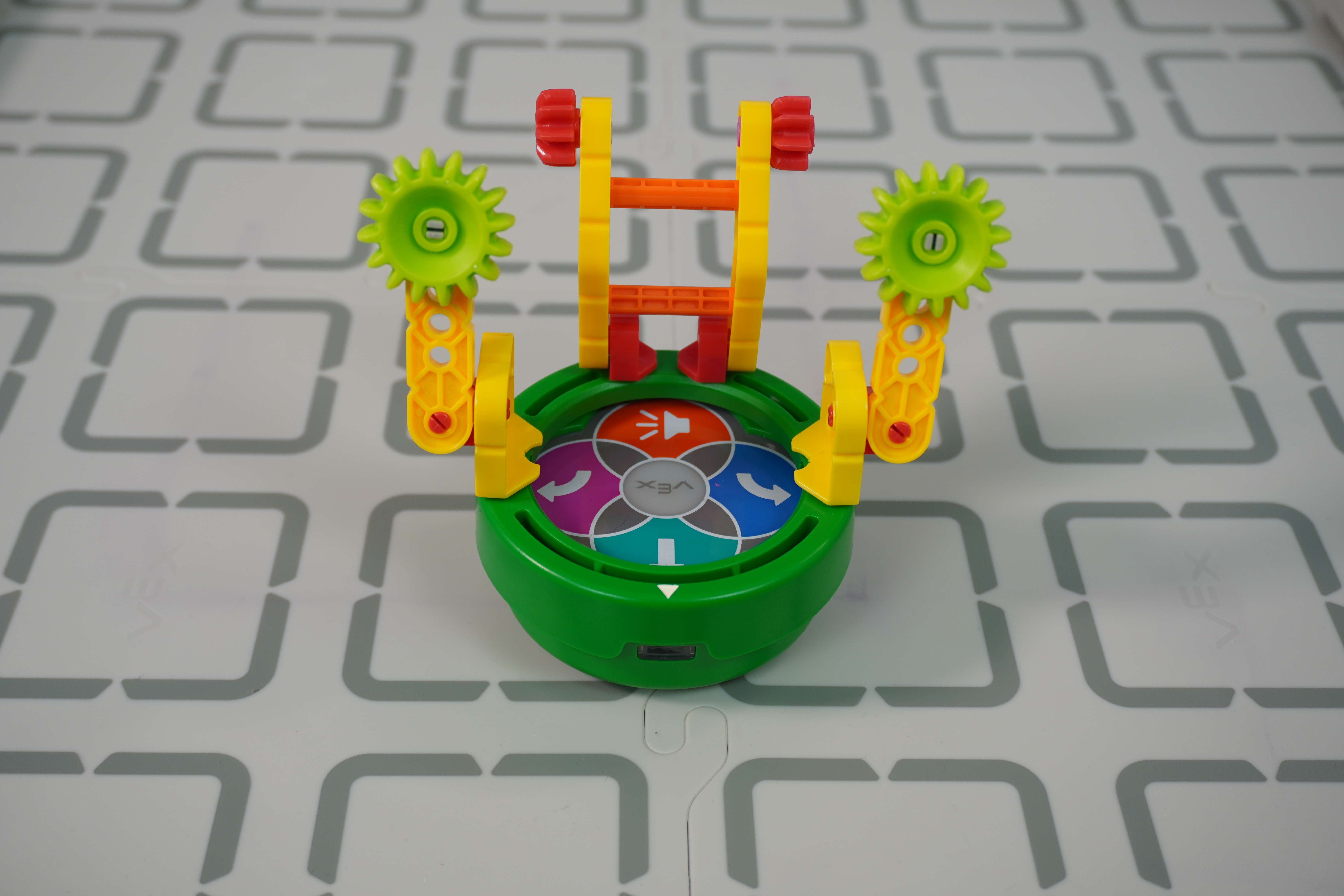 Ví dụ thiết kế VEX Pieces về một con quái vật được gắn vào Art Ring.