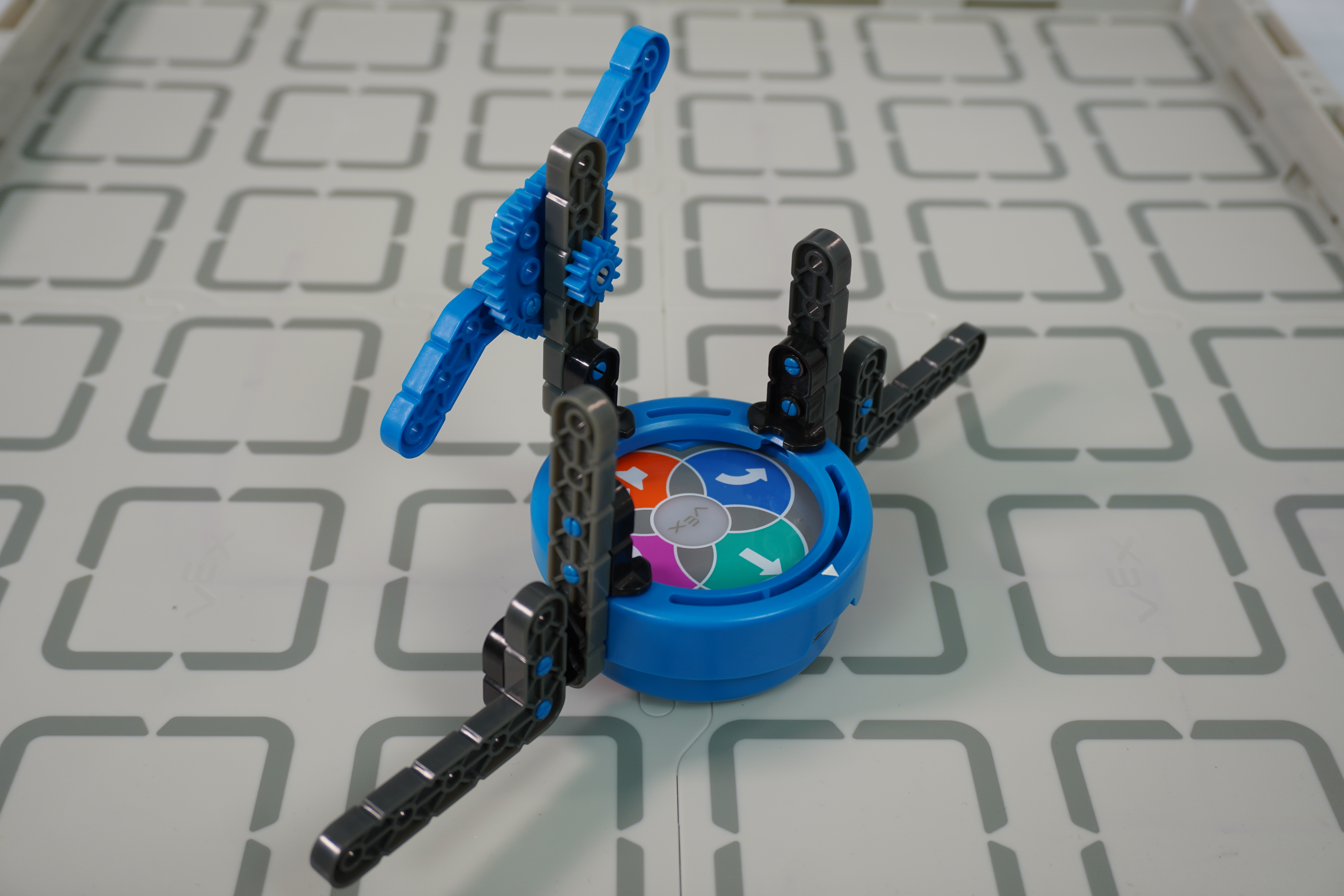 Vista angular de um exemplo de design de peças VEX de um avião acoplado ao Art Ring.